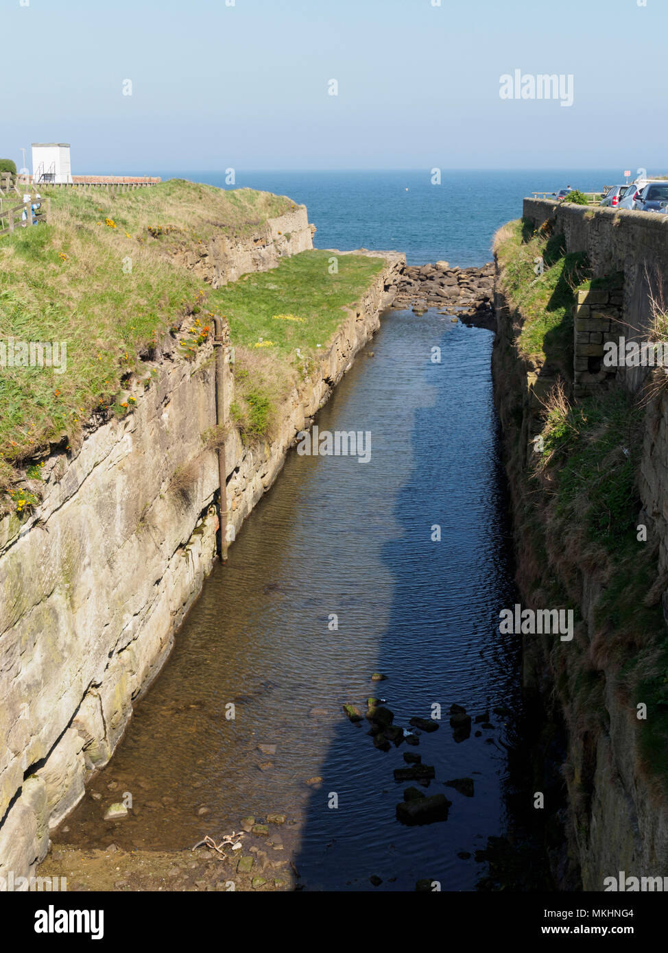 Seaton Sluice, Northumberland - man-made Harbour e il paesaggio della costa. Il taglio, 900ft a lungo del XVIII secolo. canale Foto Stock