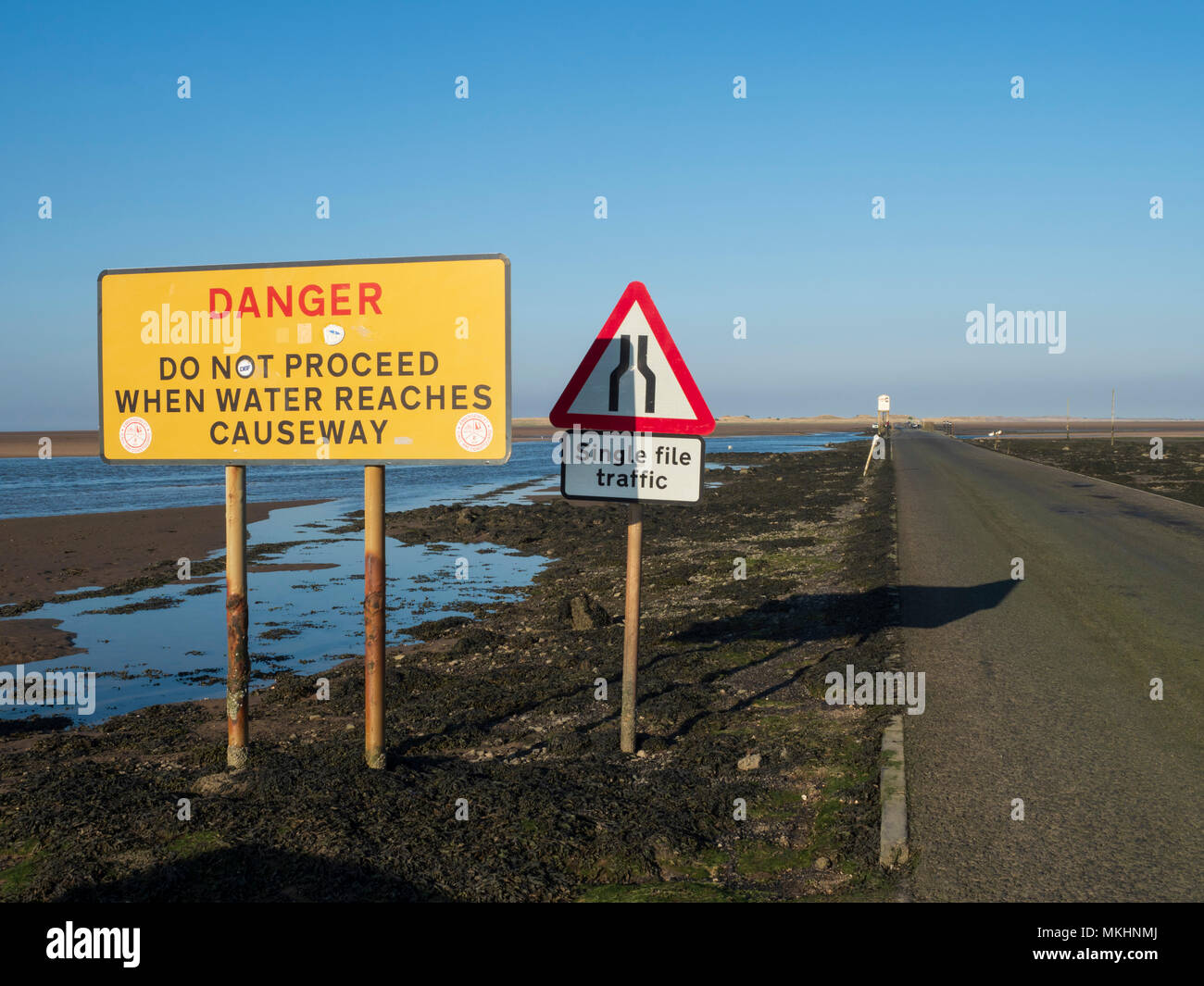 Lindisfarne Island causeway - orari delle maree limitano l'apertura ai veicoli a croce dalla terraferma di Northumberland. Foto Stock