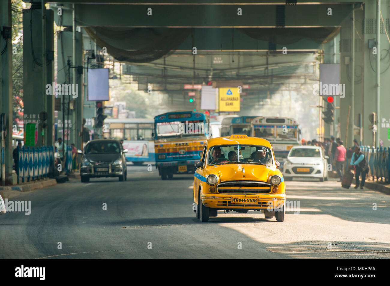 KOLKATA, India - 21 GEN 2018: un ambasciatore della cabina unità di taxi è la guida attraverso le strade di Calcutta con alcuni clienti a bordo il 21 gennaio 2018 Foto Stock