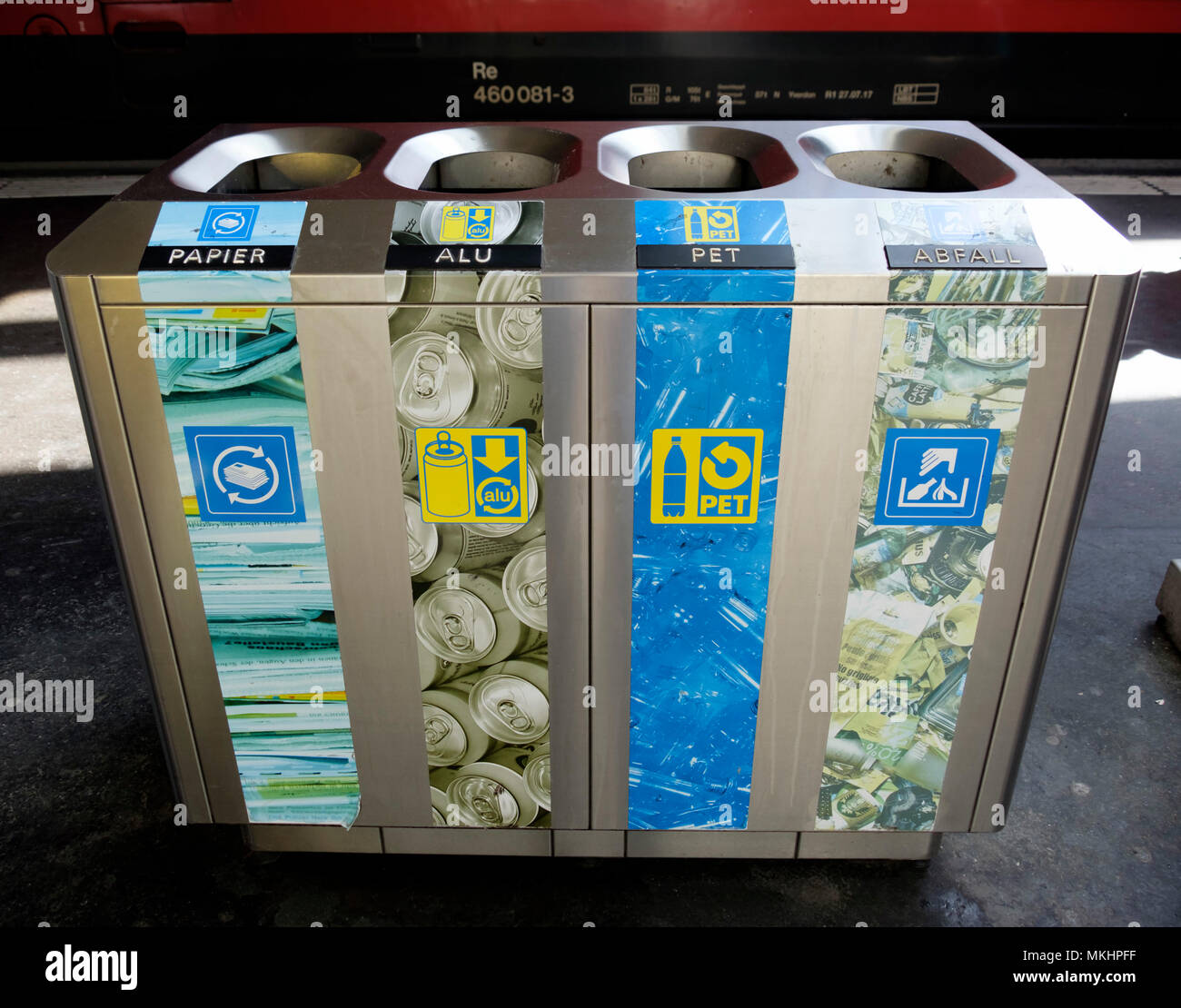 Fila di cassonetti per il riciclaggio in Lucerna, Svizzera, Europa Foto Stock