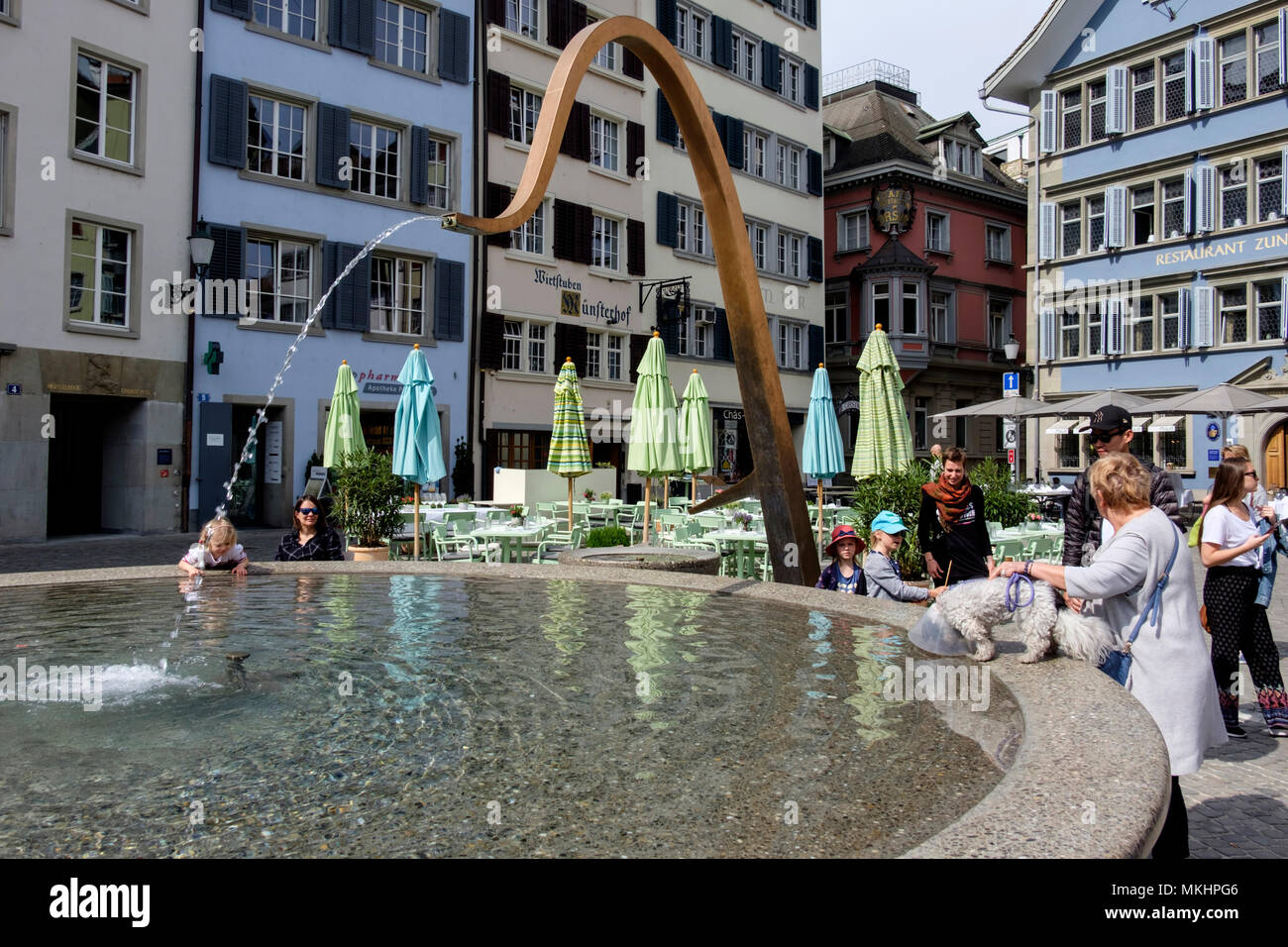 Il design moderno fontana sulla Münsterhof town square nel quartiere Lidenhof di Zurigo, Svizzera, Europa Foto Stock
