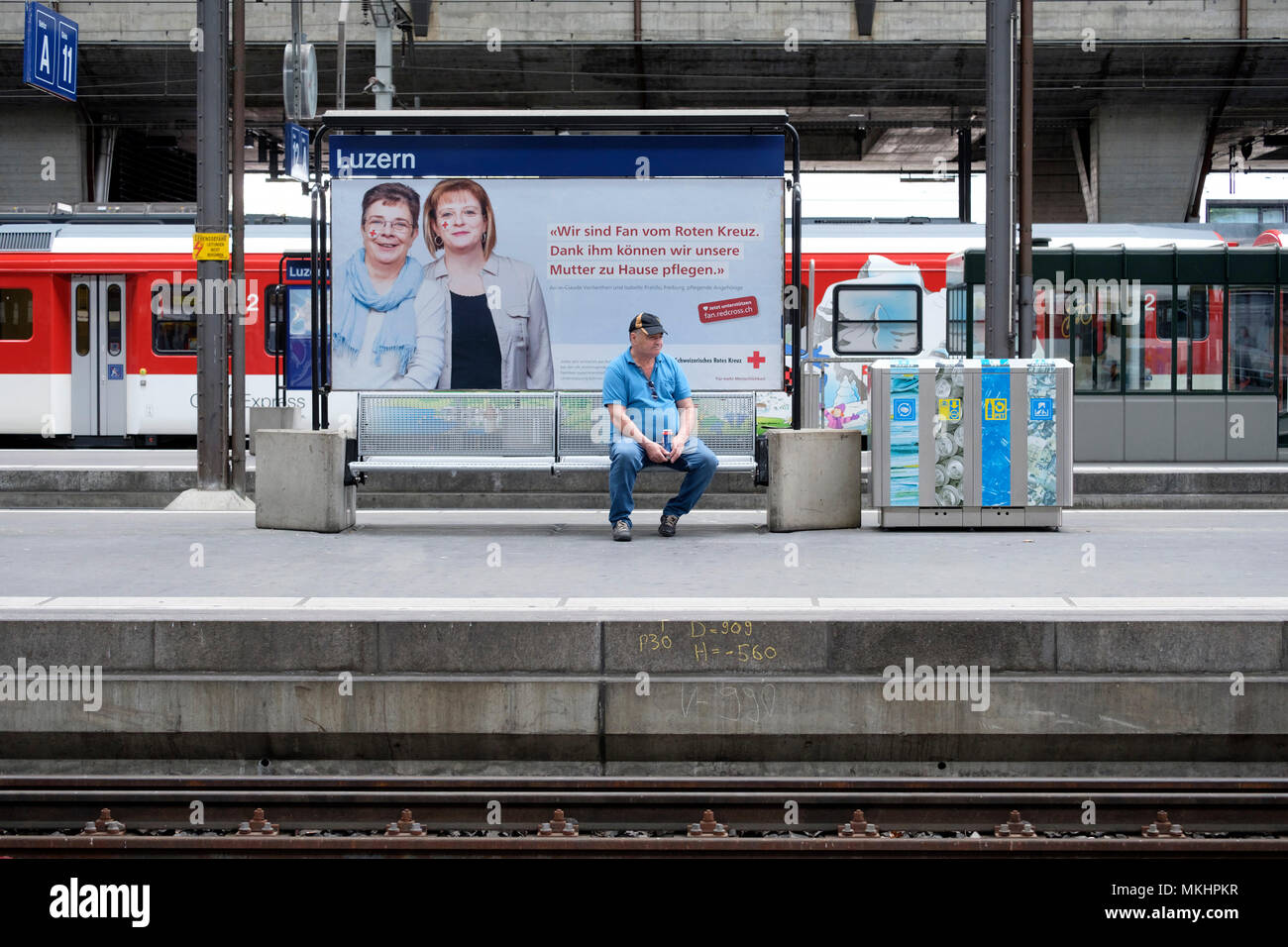 Uomo in attesa del treno per arrivare alla stazione centrale di Lucerna, Lucerna, Svizzera, Europa Foto Stock