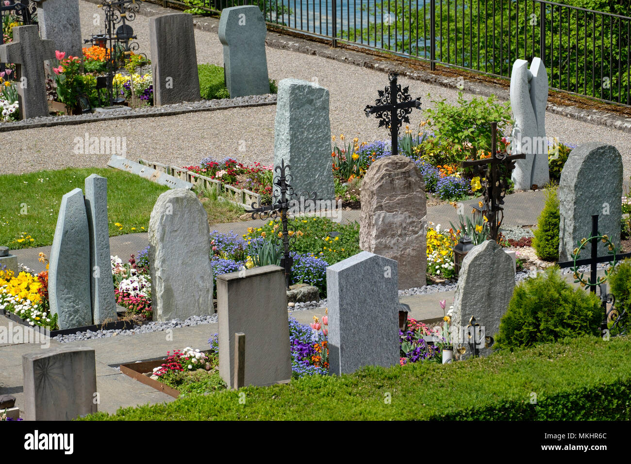 Vista ad alto angolo di un cimitero cristiano a Rapperswill, Svizzera, Europa Foto Stock