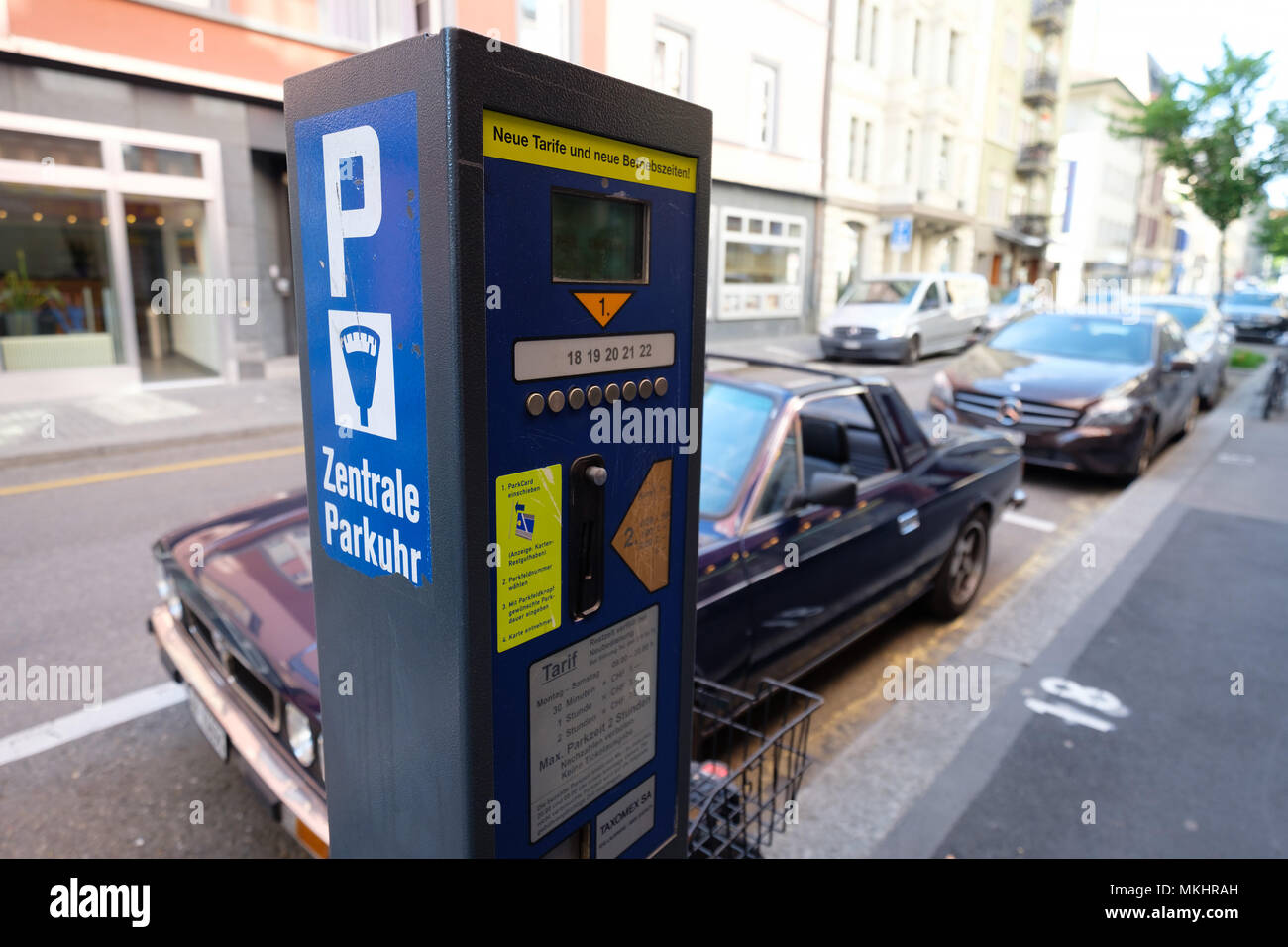 Vecchia auto parcheggiate accanto a un parchimetro a Zurigo, Svizzera, Europa Foto Stock