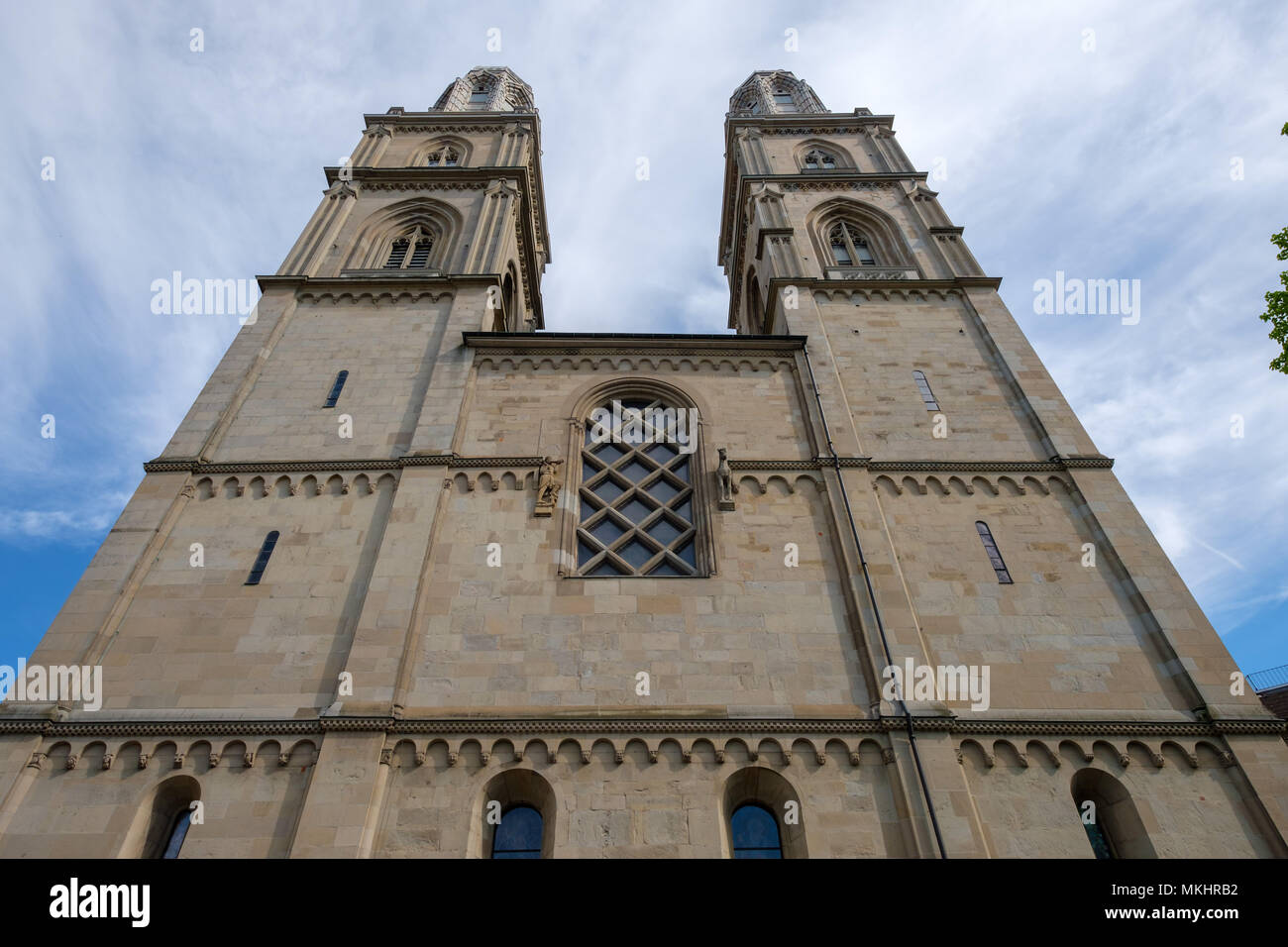 Vista frontale delle torri gemelle della cattedrale Grossmünster di Zurigo, Svizzera, Europa Foto Stock