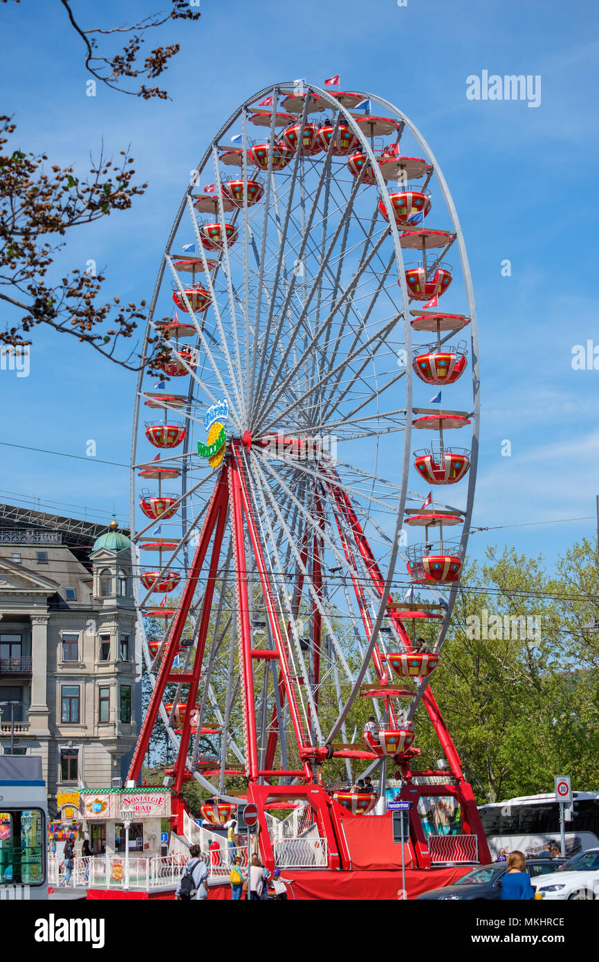 Red Nostalgie Rad ruota panoramica Ferris a Zurigo, Svizzera, Europa Foto Stock