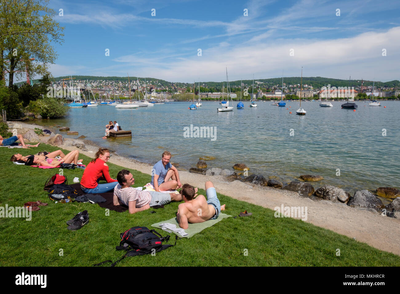 Per coloro che godono di una giornata di sole a Strandbad Mythenquai, sulle rive del lago di Zurigo, Zurigo, Svizzera, Europa Foto Stock