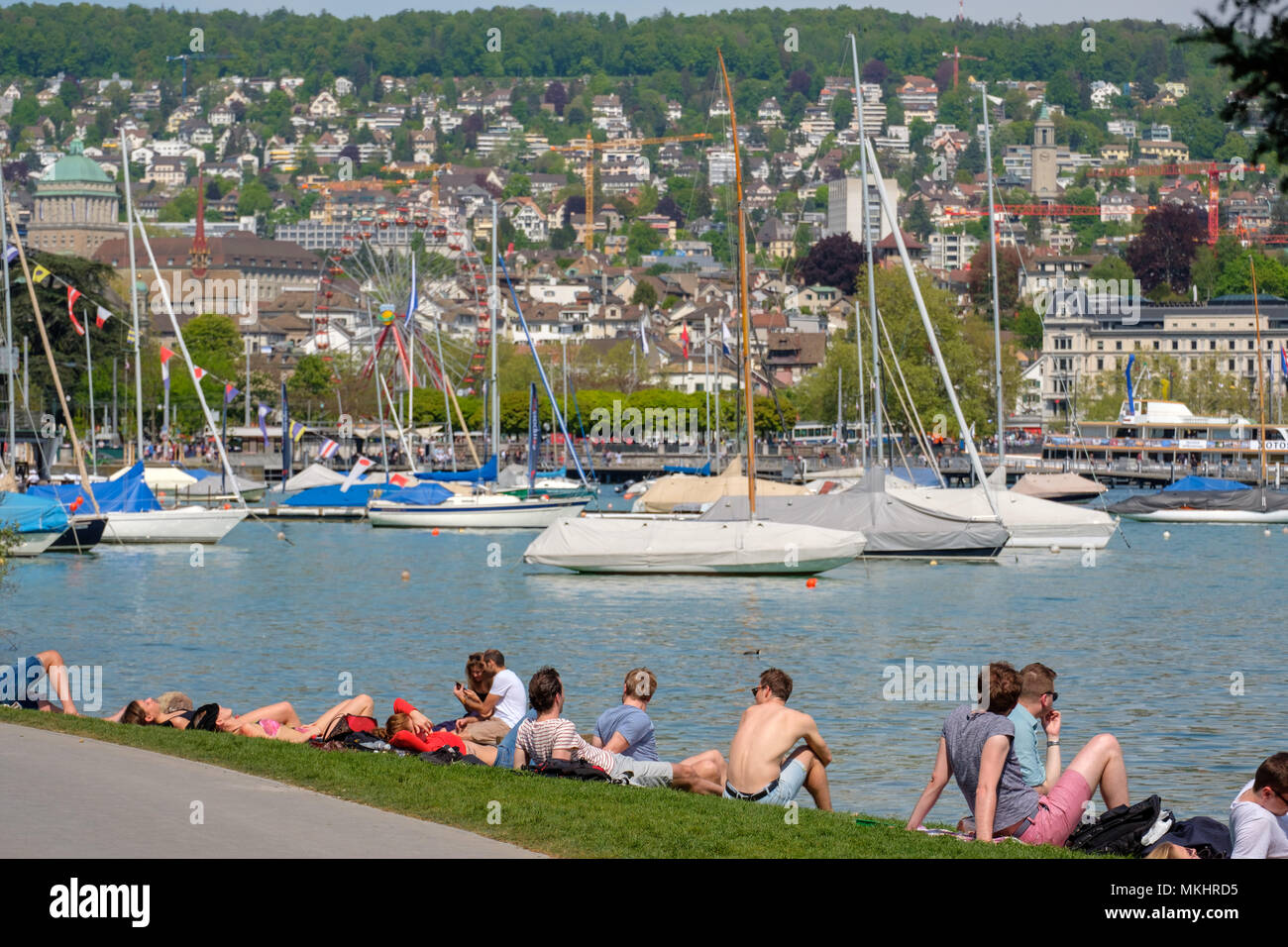 Per coloro che godono di una giornata di sole a Strandbad Mythenquai, sulle rive del lago di Zurigo, Zurigo, Svizzera, Europa Foto Stock