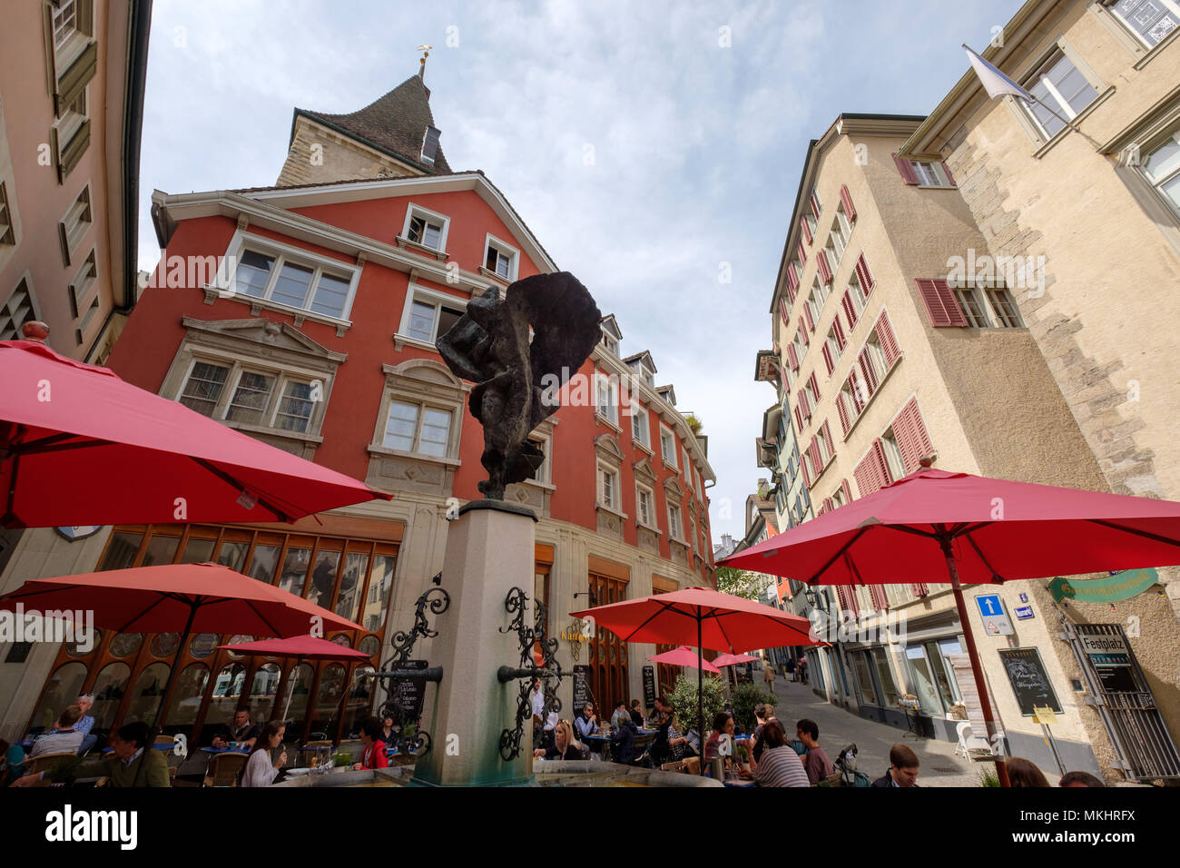 Fontana di acqua nella parte anteriore del ristorante Kantorei sul Neumarkt street, Zurigo, Svizzera Foto Stock