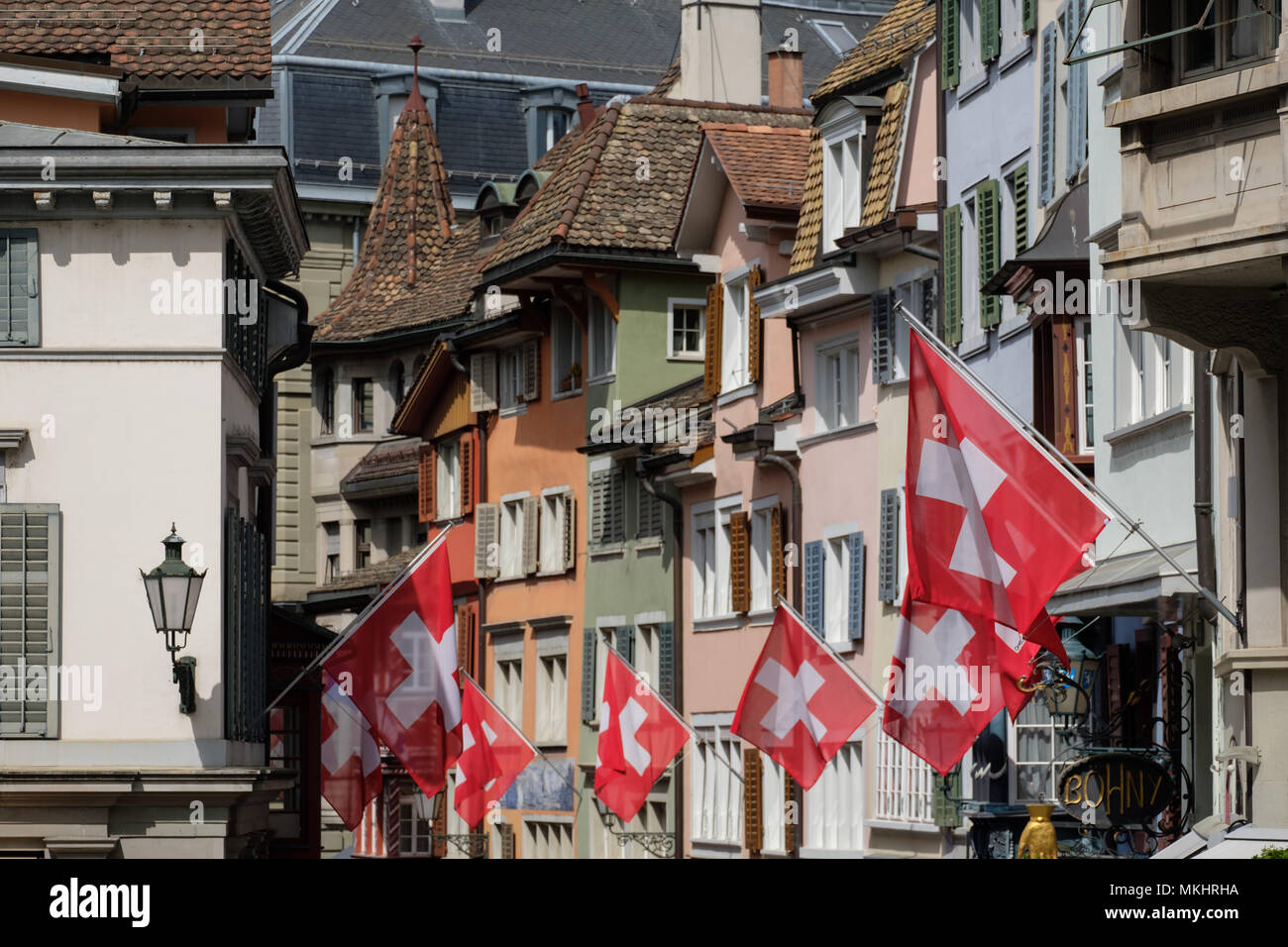 Bandiere svizzere fuori edifici residenziali a Zurigo, Svizzera, Europa Foto Stock