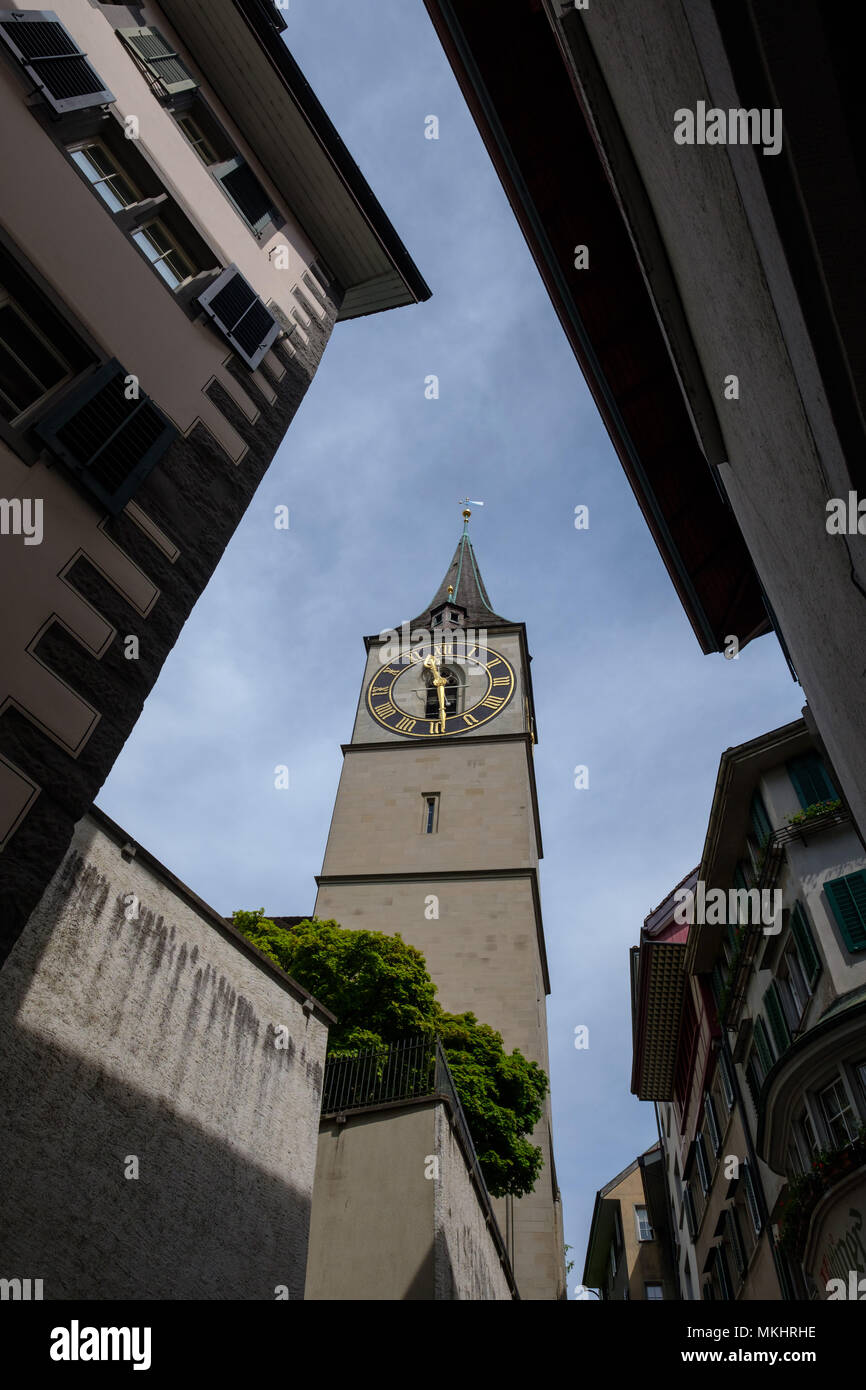 Torre dell'orologio del San Pietro Chiesa evangelica a Zurigo, Svizzera, Europa Foto Stock