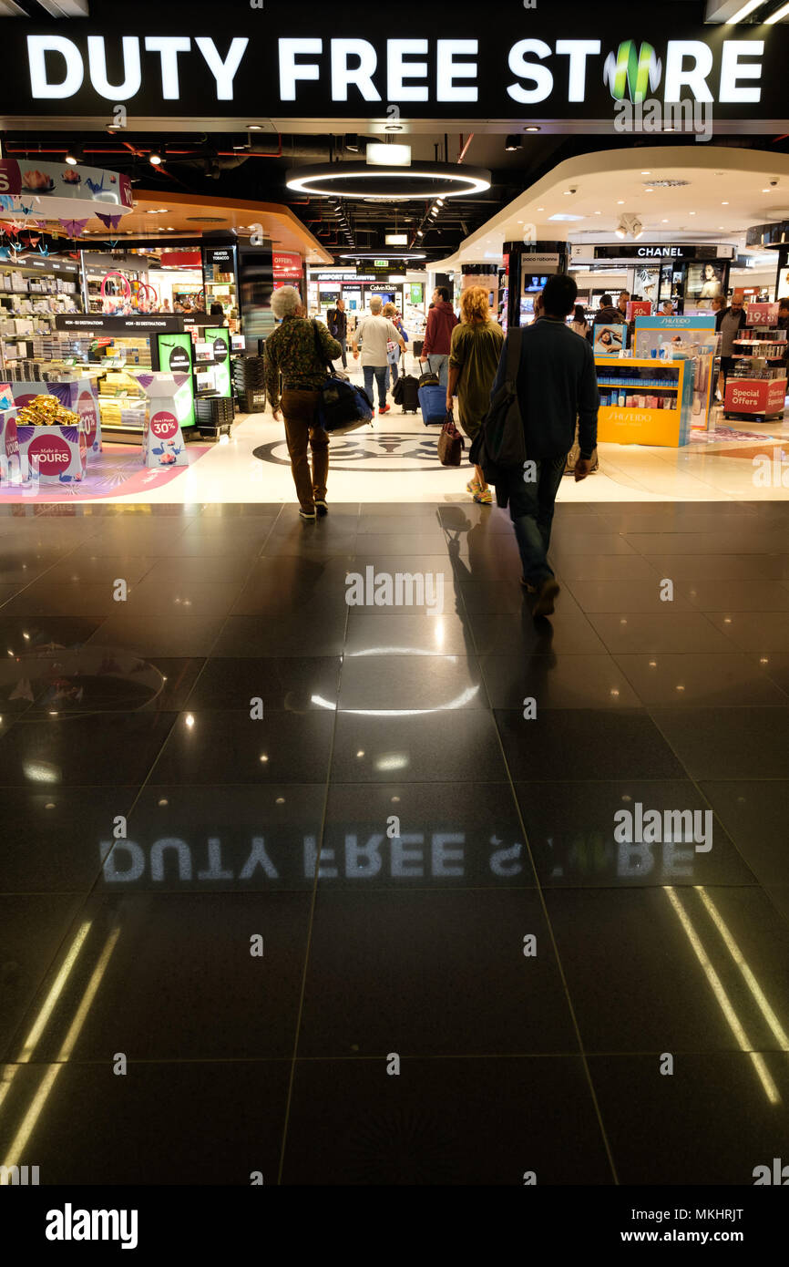 Duty Free store in aeroporto Portela di Lisbona, Portogallo, Europa Foto Stock
