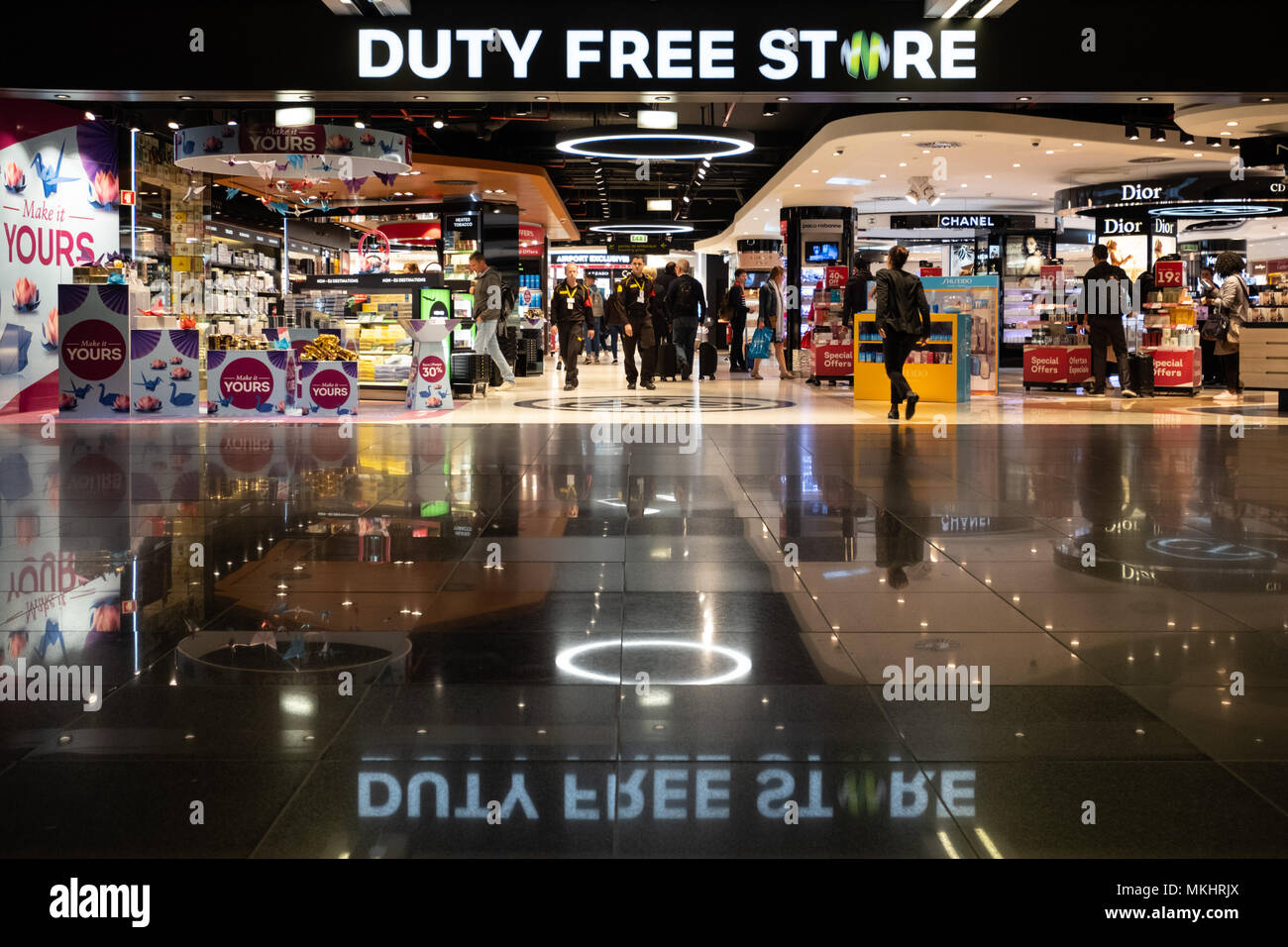 Duty Free store all'aeroporto di Portela di Lisbona, Portogallo, Europa Foto Stock