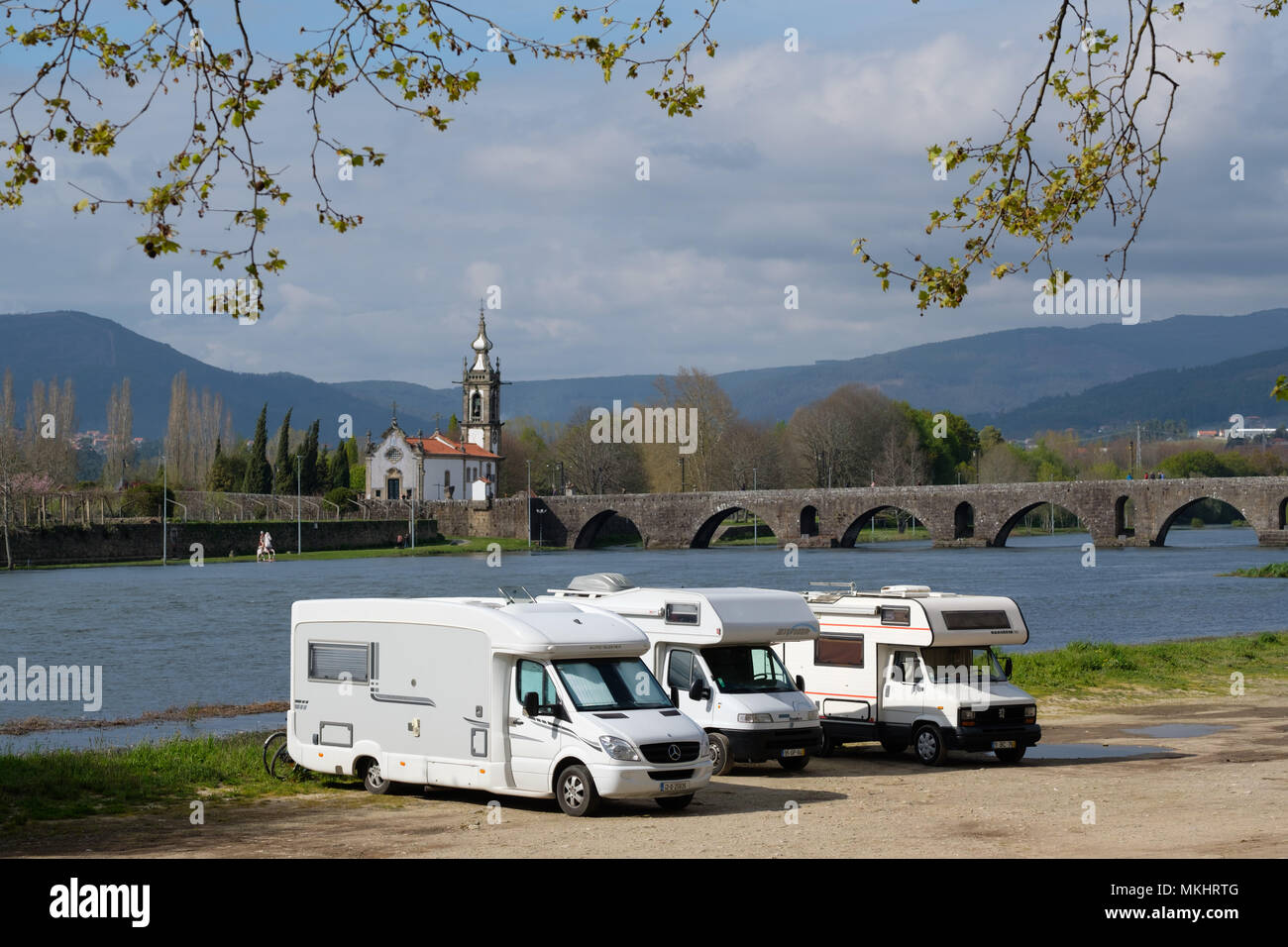 Tre i camper parcheggiato di fianco al fiume Lima a Ponte de Lima, Portogallo Foto Stock
