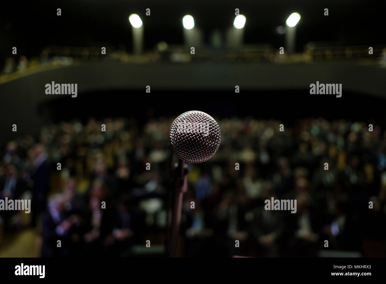 Microfono sul palco di fronte a una folla Foto Stock