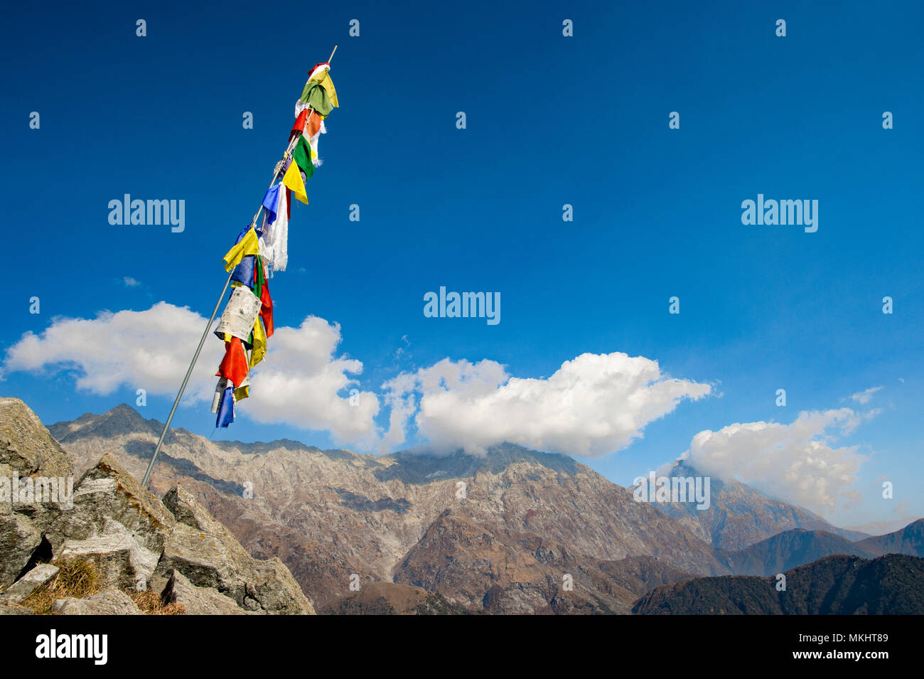 Colorati bandiere Tibetane con mantra sulla cima di una montagna
