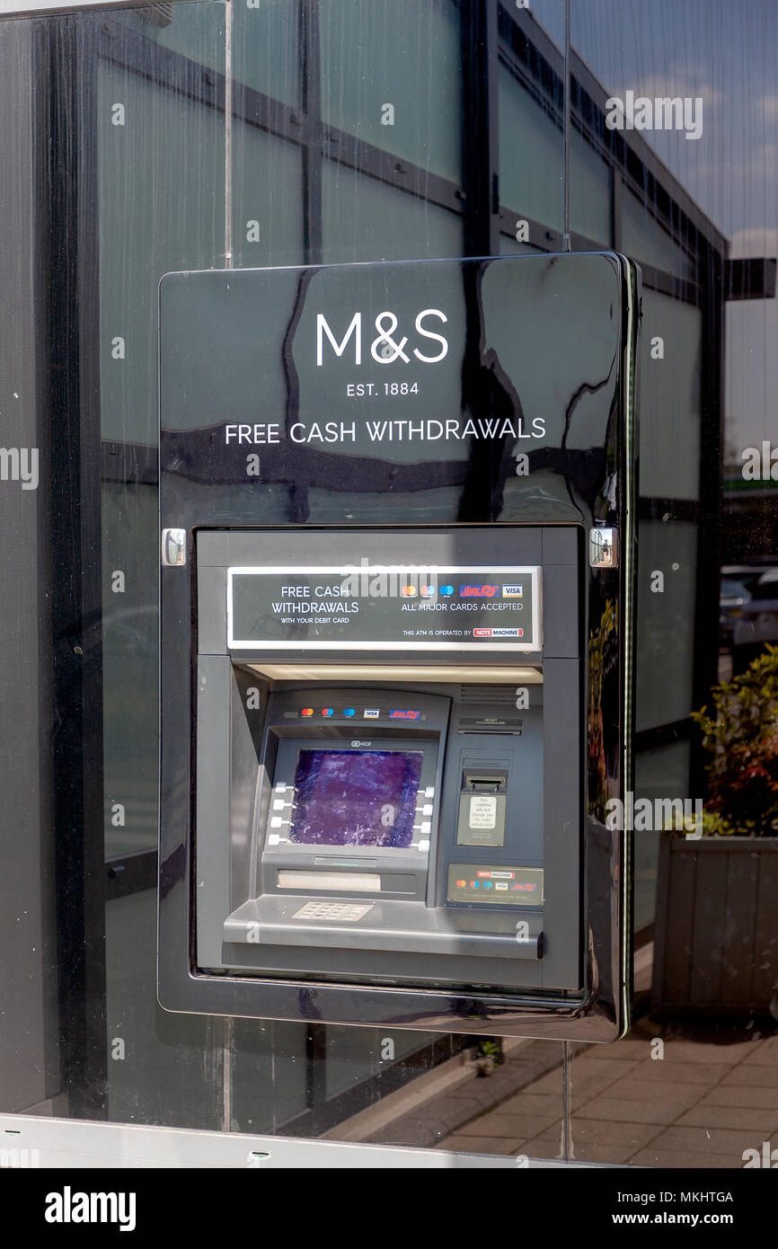 Domenica 06 Maggio 2018 - Marks & Spencer store sulla Gemini Retail Park in Warrington, Cheshire, ha punti cassa accanto alle entrate Foto Stock