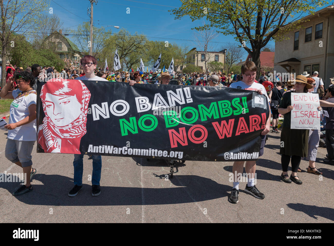 MINNEAPOLIS - 6 Maggio 2018: anti-guerra di contestatori marzo a Minneapolis' può annuale parata del giorno. Foto Stock