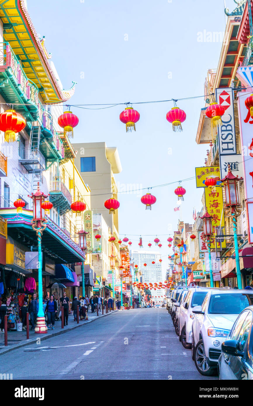 SAN FRANCISCO - Aprile 2, 2018: lanterne rosse appendere lungo occupato Grant Avenue nel cuore di San Francisco Chinatown. Pullula di ristoranti Cinesi e s Foto Stock