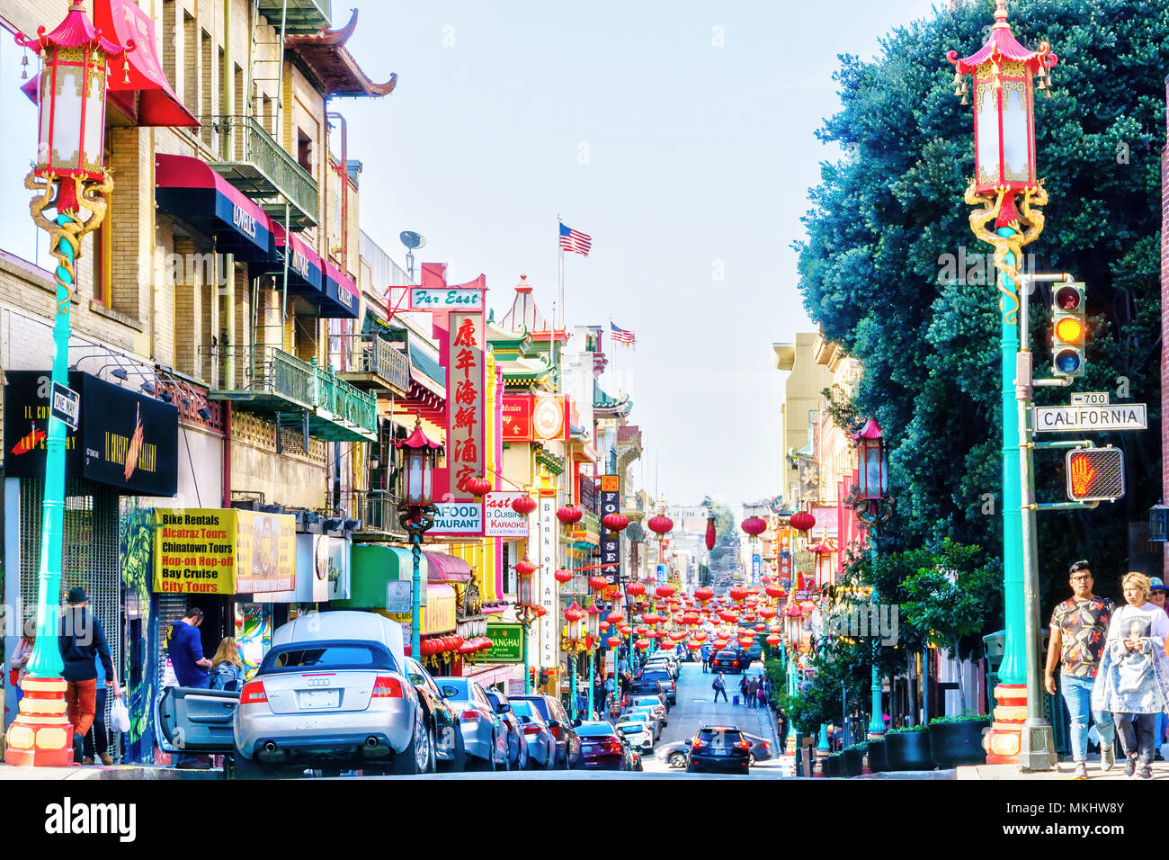 SAN FRANCISCO - Aprile 2, 2018: lanterne rosse appendere lungo occupato Grant Avenue nel cuore di San Francisco Chinatown. Pullula di ristoranti Cinesi e s Foto Stock