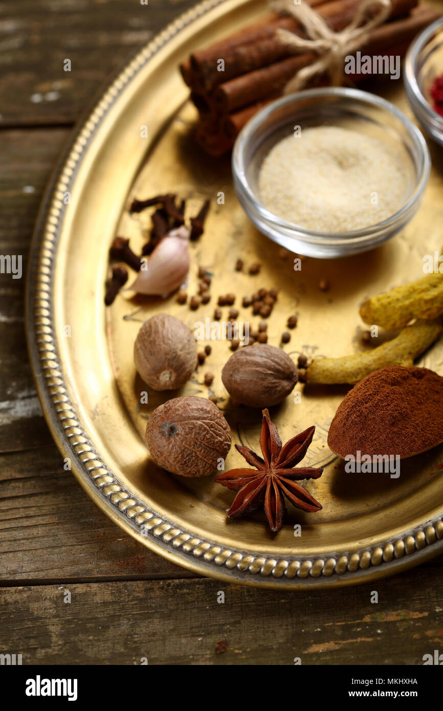 Sapore mix di stagionatura sul piatto da portata, spice Foto Stock