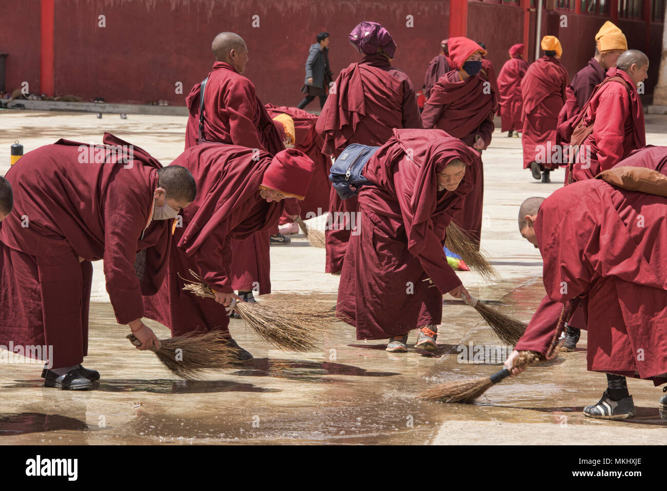 Il Tibetano monache spazzamento, Yarchen Gar, Sichuan, in Cina Foto Stock