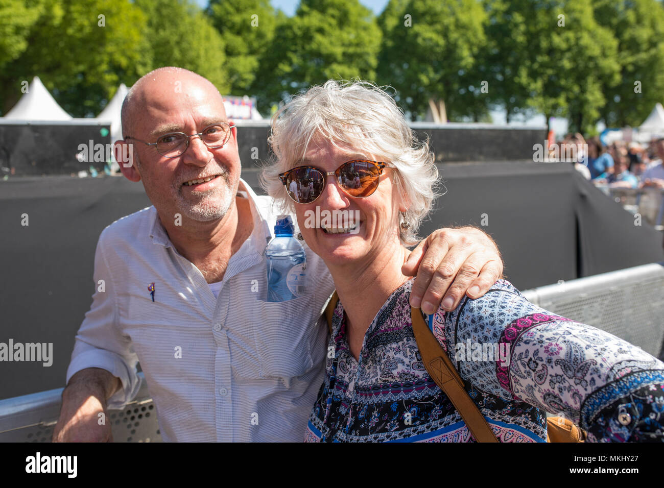Coppia di mezza età godendo di musica alla festa di liberazione nei Paesi Bassi Foto Stock