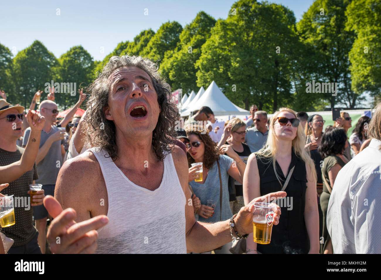 Medioevo uomo con capelli lunghi intensamente godendo di musica alla festa di liberazione nei Paesi Bassi Foto Stock