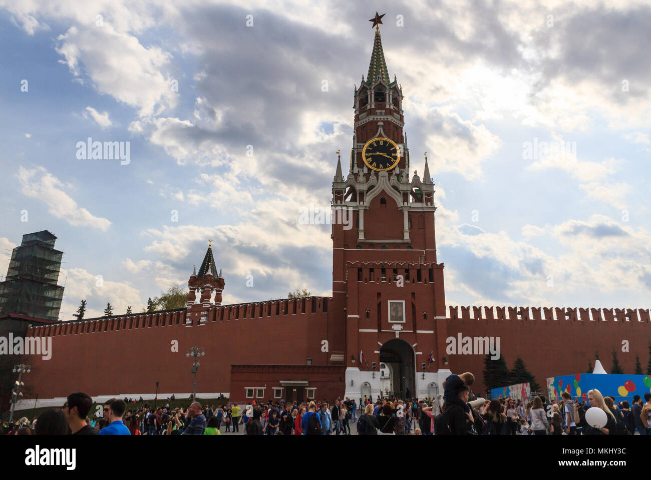 Mosca, Russo - 30 Aprile 2018: turisti visitano la torre Spasskaya del Cremlino sulla Piazza Rossa di Mosca. Russo. Foto Stock