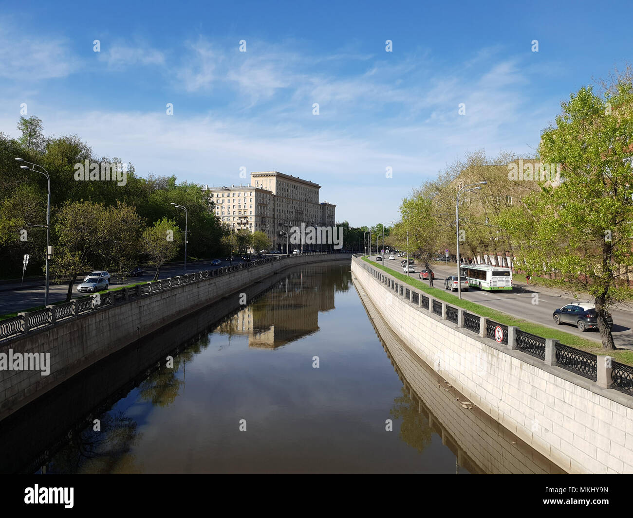 Mosca, Russia - il traffico lungo argine lungo il fiume Yauza Foto Stock