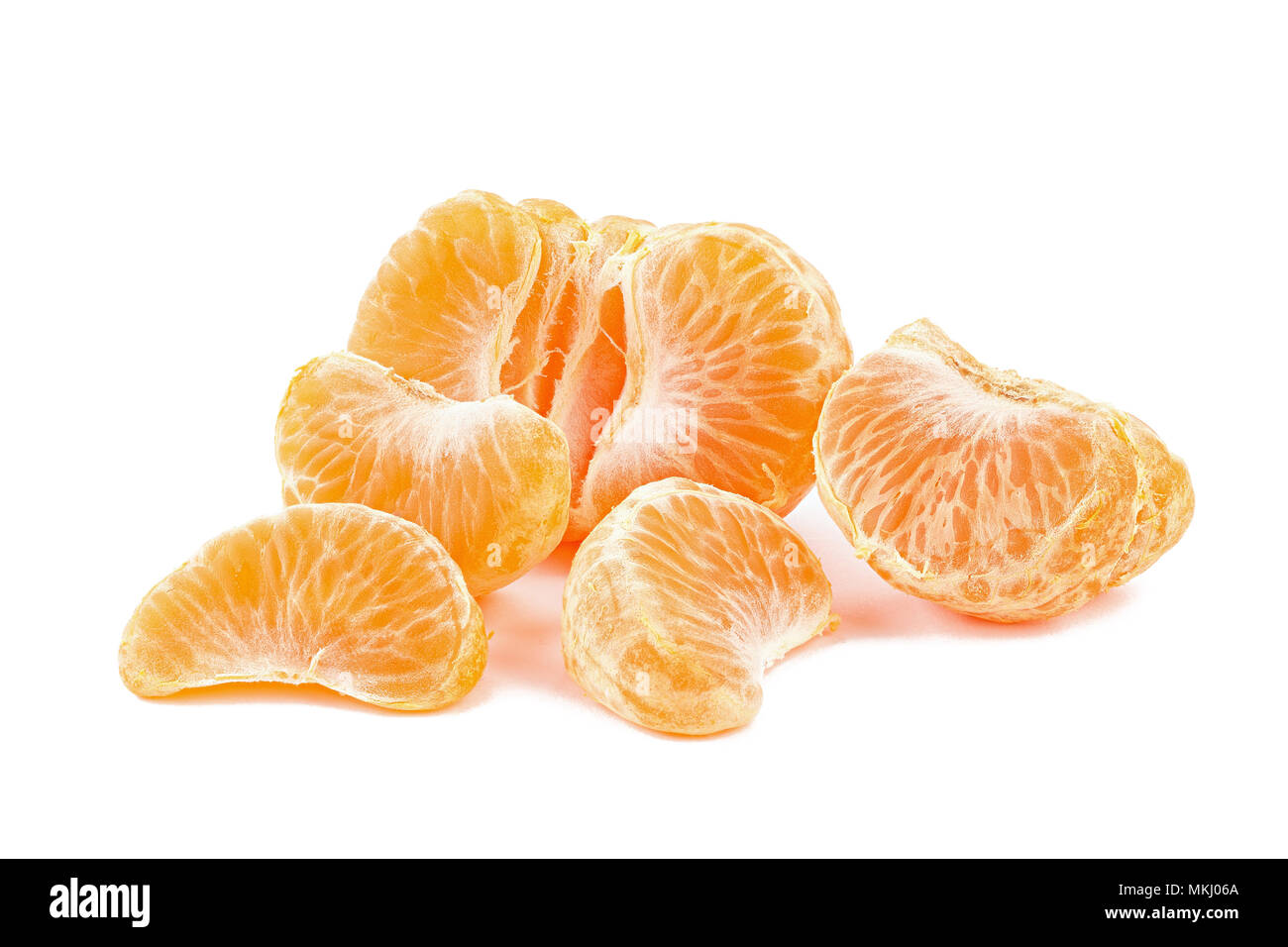 Lobuli di ripe succosa mandarini isolati su sfondo bianco Foto Stock