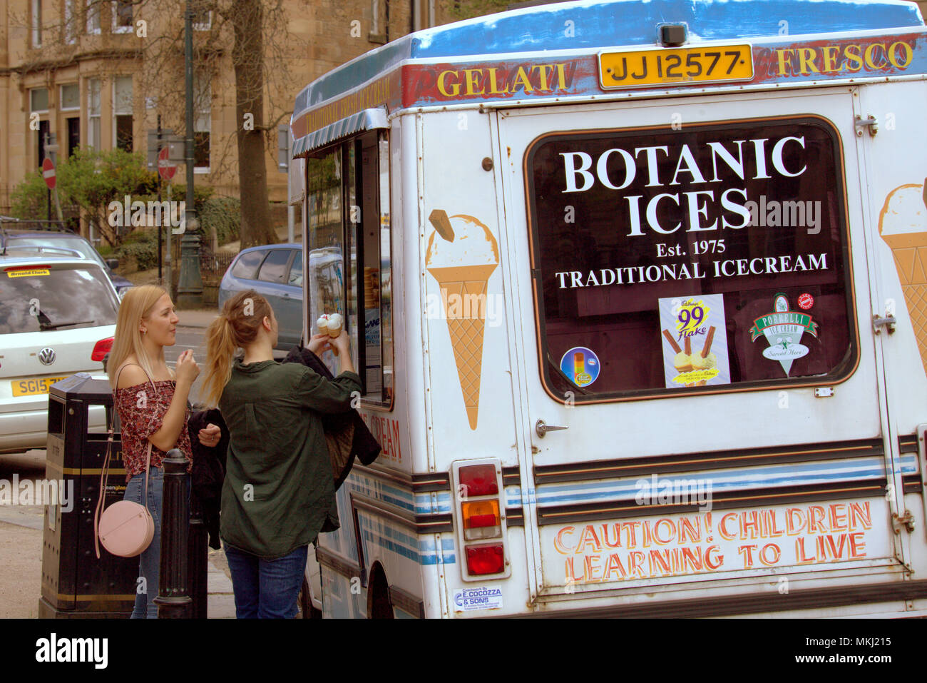 Le ragazze giovani godono di coni gelato dal van alla botanica durante il caldo weekend meteo Foto Stock