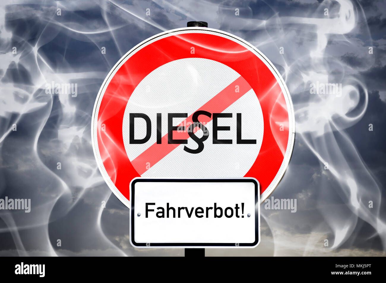 Segno barrato con logo Diesel e paragrafo segno, diesel divieto di guida, Schild mit durchgestrichenem Diesel-Schriftzug und Paragraphenzeichen, Die Foto Stock