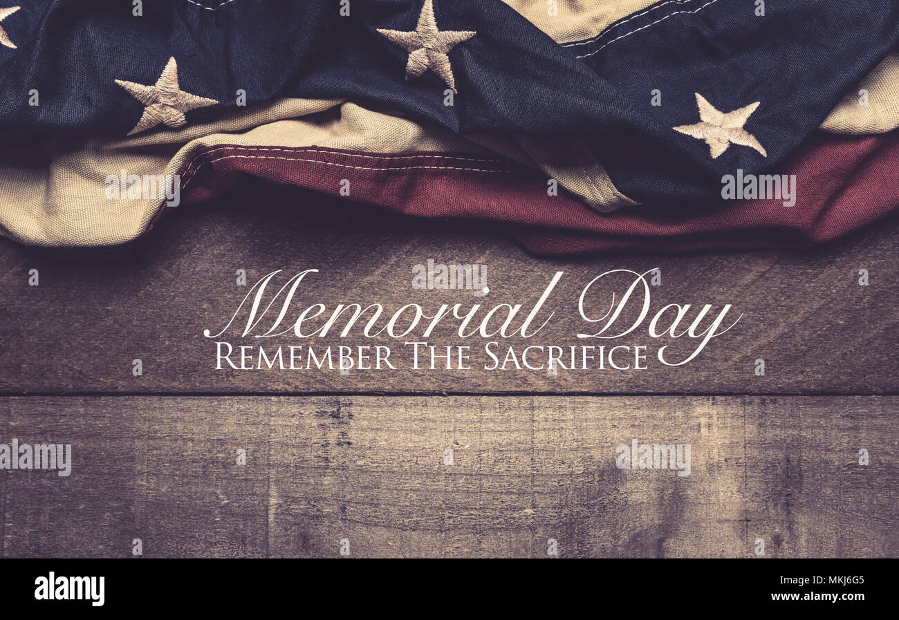 Una bandiera americana o bunting su uno sfondo di legno con il memorial day saluto Foto Stock