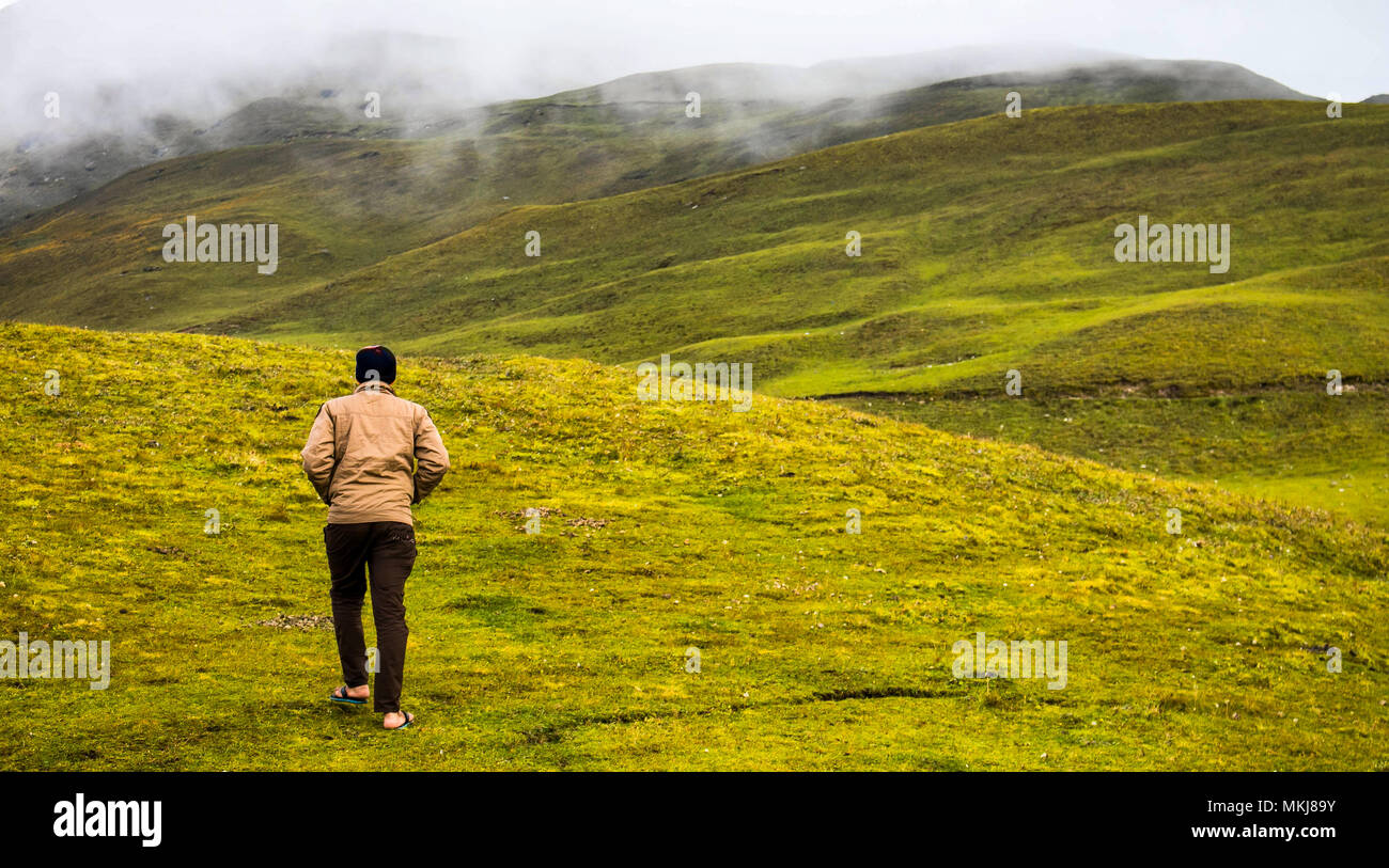 Paesaggio sereno incontro durante il trekking a Roopkund, Uttarakhand, India. Foto Stock