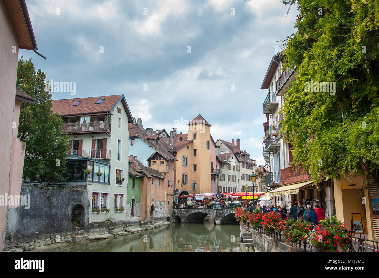 I turisti a piedi lungo il fiume Thiou, Annecy città vecchia. Spesso chiamato Venezia delle Alpi a causa della bella architettura medievale, e canali. Foto Stock
