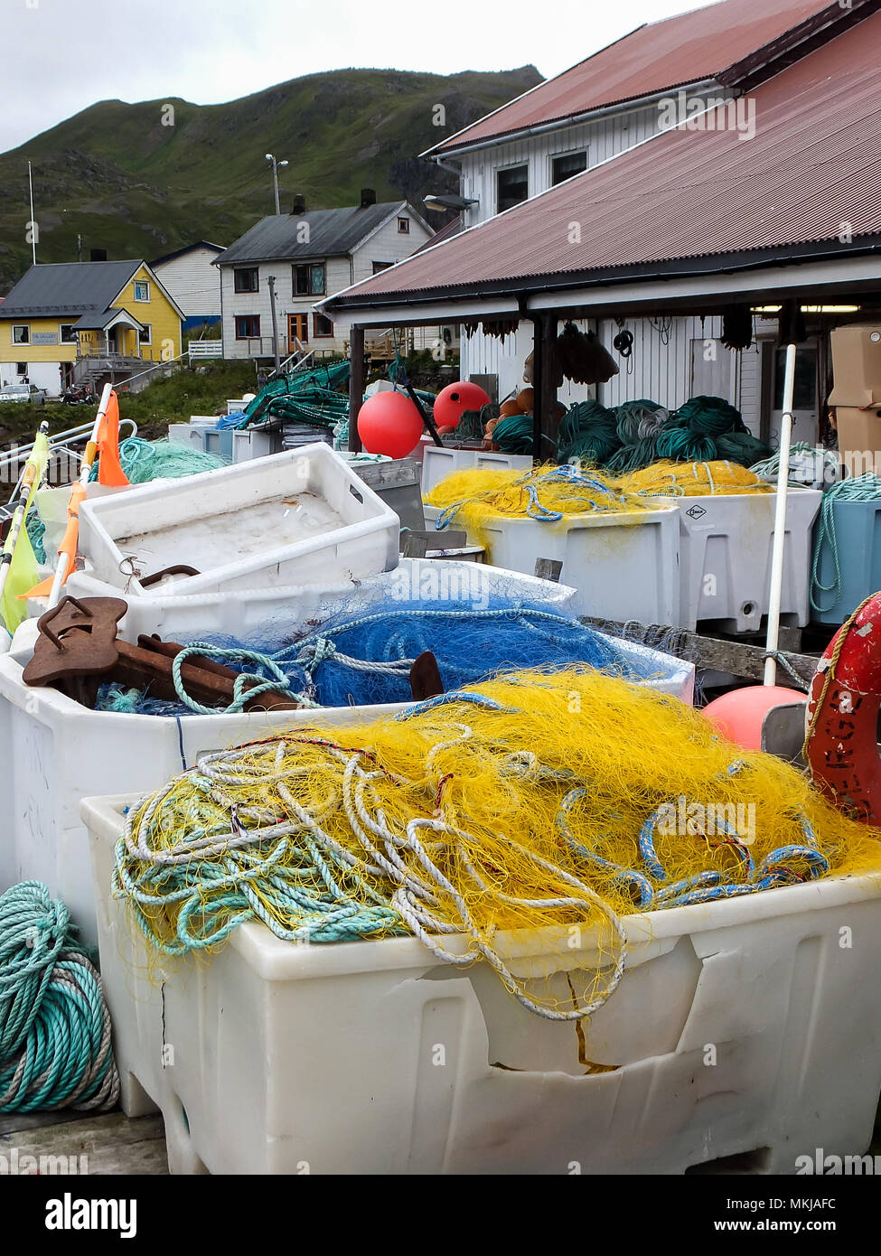 Colorate reti da pesca a strascico sul pontile a Kamoyfjord Village, Isola Mageroya, Nordkapp Foto Stock