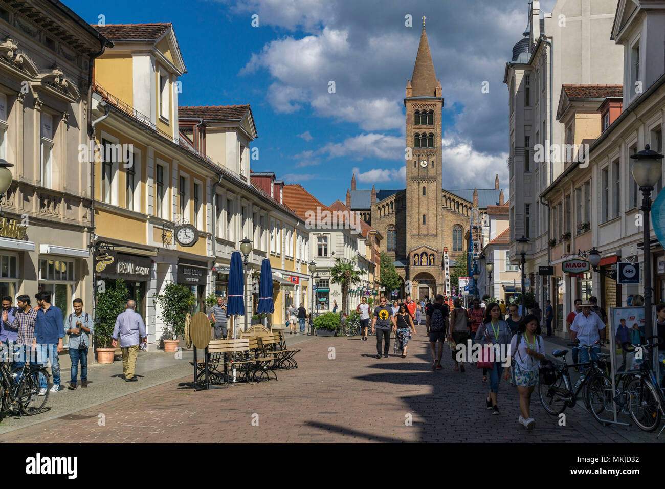 Brandenburger Strasse e la chiesa del paese di San Pietro e Paolo, Potsdam, Brandenburger Strasse und Stadtkirche St, Peter und Paul Foto Stock