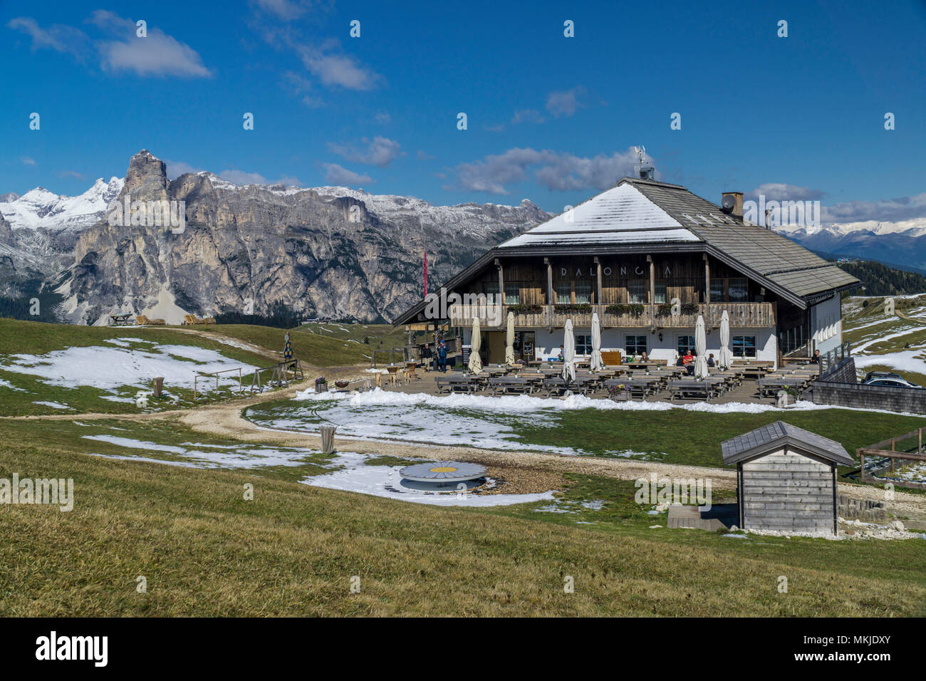 Antersasc capanna sulla zona alta nella parte anteriore del gruppo Puez, Dolomiti, Pralongiahütte auf der gleichnamigen Hochfläche Puezgruppe vor, Dolomiten Foto Stock