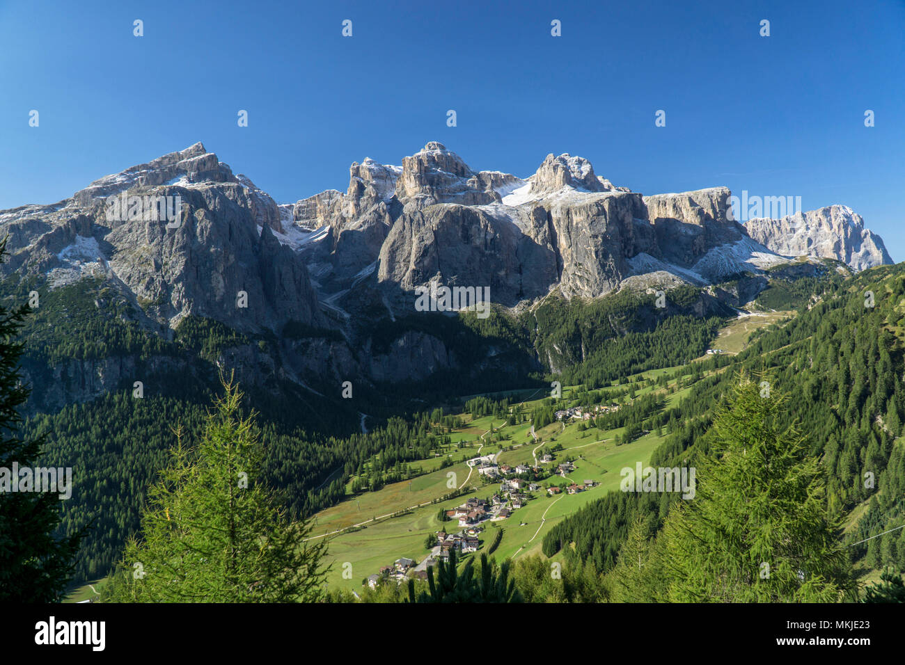 Colfosco e Gruppo del Sella con la Val Mezdì dal Colfuschger Ridgeway, Dolomiti, Kolfuschg und Sellagruppe mit Mittagstal vom Colfuschger Höhenweg, D Foto Stock