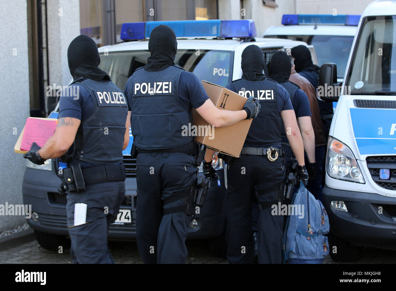 08 maggio 2018, Germania, Bremen: funzionari di polizia effettuare prove confiscati in pattuglia delle vetture. Una pista è sospettata di traffico di centinaia di moldavi in Germania e che impiegano illegalmente in servizi di sicurezza. Foto: Bodo segna/dpa Foto Stock