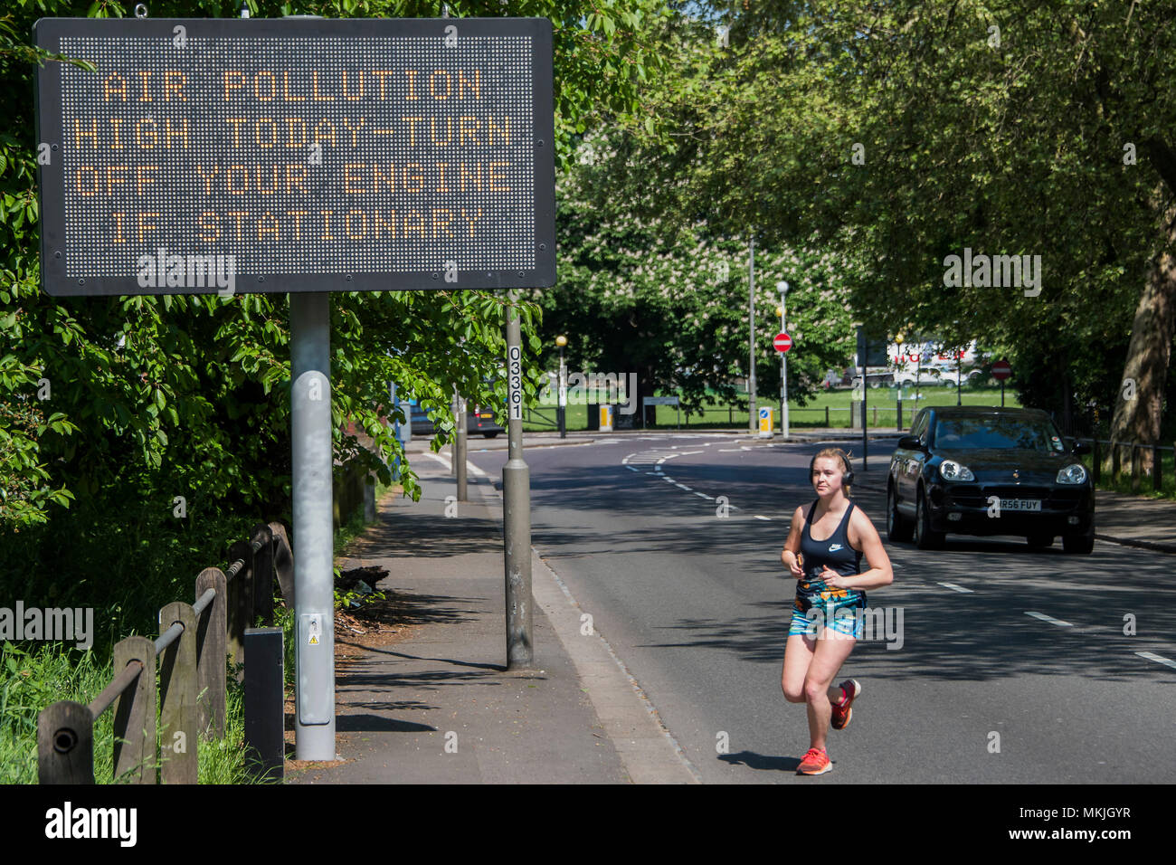 Londra, Regno Unito. 8 Maggio, 2018. Per i ciclisti e per chi ama fare jogging non sono di paura dall'inquinamento atmosferico avvertenze sulla trafficata South Circular Road, come attraversa Clapham Common. Le conseguenze di una banca a caldo weekend di vacanza. Credito: Guy Bell/Alamy Live News Foto Stock