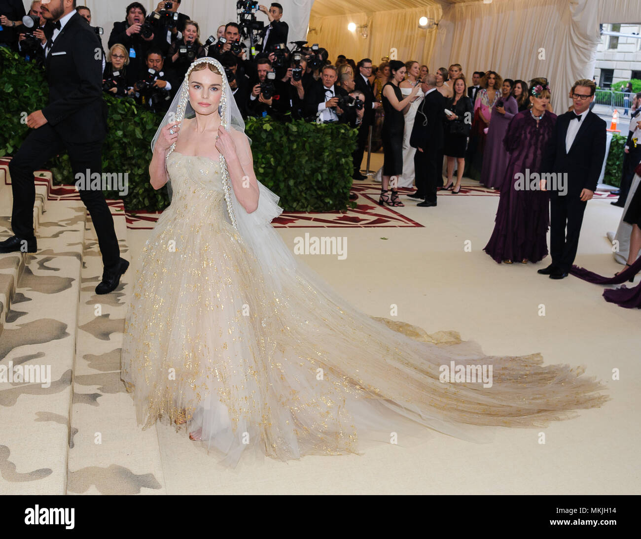 New York, NY, STATI UNITI D'AMERICA. Il 7 maggio, 2018. 07 Maggio 2018 - New York New York - Kate Bosworth. 2018 Metropolitan Museum of Art Costume Institute Gala: ''corpi celesti: moda e l'Immaginazione cattolica. Photo credit: Christopher Smith/AdMedia Credito: Christopher Smith/AdMedia/ZUMA filo/Alamy Live News Foto Stock