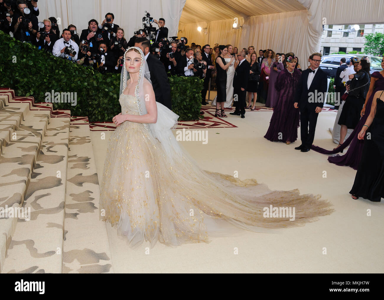 New York, NY, STATI UNITI D'AMERICA. Il 7 maggio, 2018. 07 Maggio 2018 - New York New York - Kate Bosworth. 2018 Metropolitan Museum of Art Costume Institute Gala: ''corpi celesti: moda e l'Immaginazione cattolica. Photo credit: Christopher Smith/AdMedia Credito: Christopher Smith/AdMedia/ZUMA filo/Alamy Live News Foto Stock