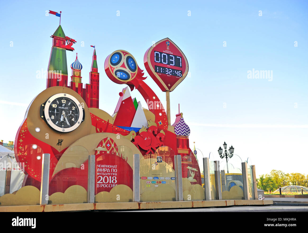 Mosca, Russia - 08 Maggio: conto alla rovescia ufficiale dei Mondiali di Calcio FIFA 2018 a Mosca il 8 maggio 2018. Credito: Krasnevsky/Alamy Live News Foto Stock