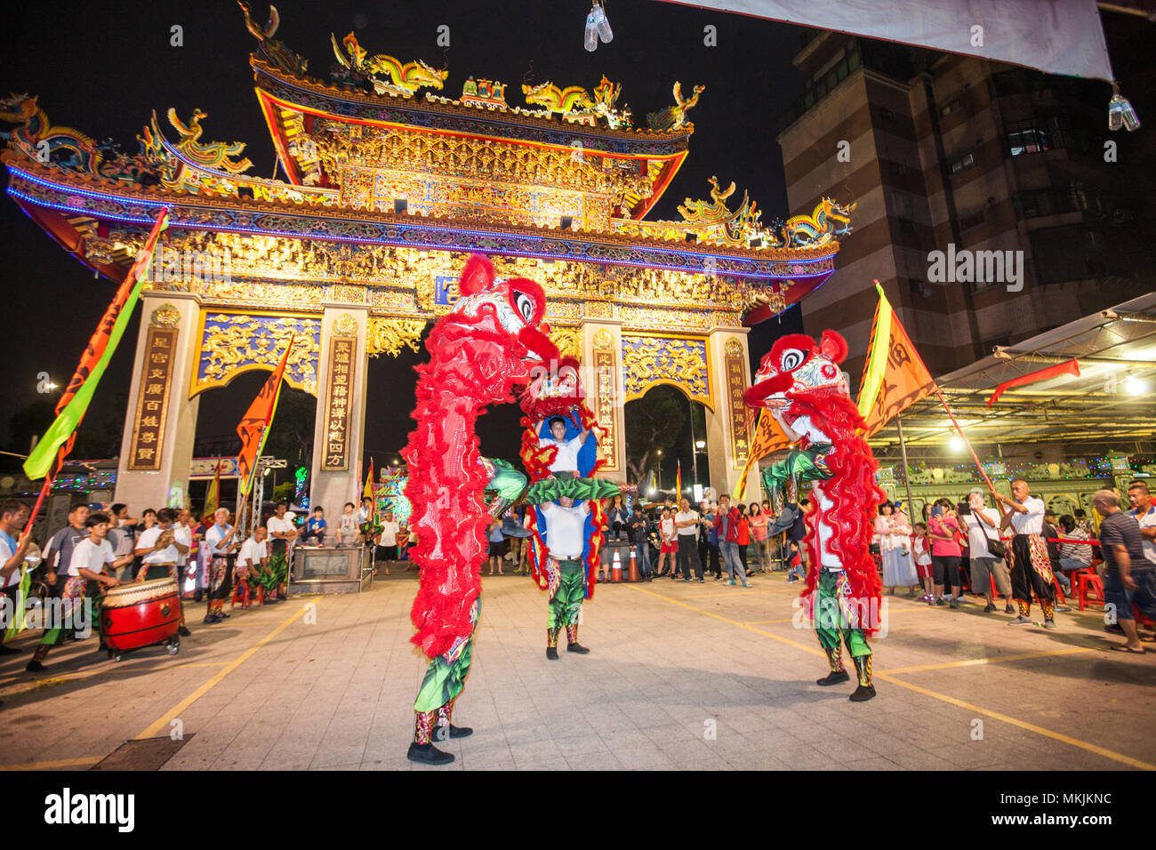 Taipei, Taiwan. 8 maggio 2018. Compleanno di una divinità celebrazioni centrata attorno al Tempio Fuxing,Shipai,Taipei,Taiwan,l'Asia. Una processione di veicoli,ed enormi pupazzi di divinità, e leoni e draghi hanno camminato attraverso il quartiere l'impostazione off petardi. Presso il tempio piccolo dieties furono rimossi dal camion che era stato usato in processione e poi erano poste sull'altare. Lion danze, dragon i ballerini e minion e mickey /minnie mouse eseguita nella parte anteriore del tempio per il suono costante di petardi automatico da una macchina. Credito: Paolo Quayle/Alamy Live News Foto Stock