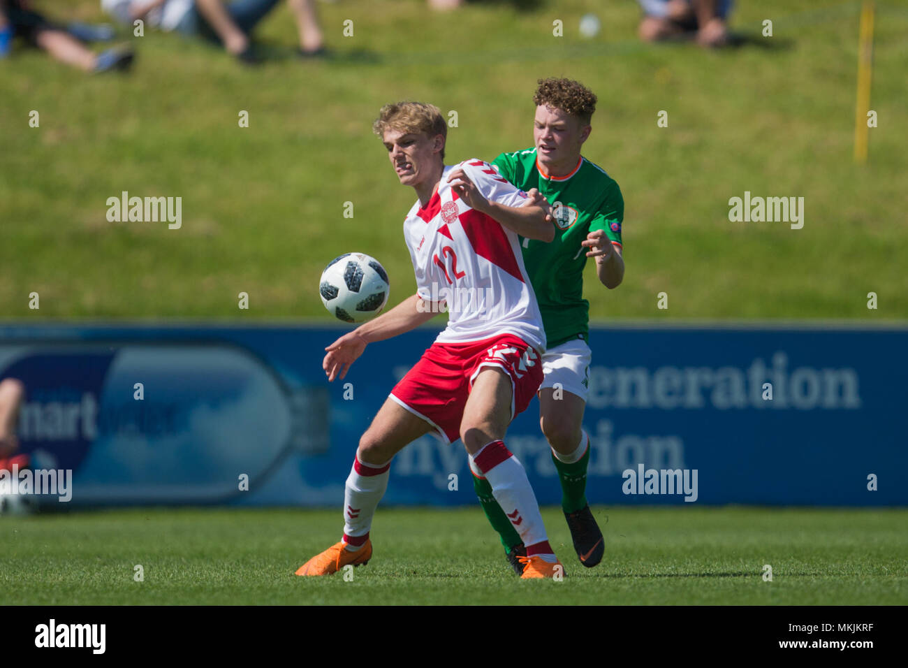 Gustav Isaksen Tang (Danimarca) mantiene la palla lontano da Callum Thompson (Irlanda) durante il 2018 Campionato Europeo UEFA Under 17 Group C match tra Repubblica di Irlanda e Danimarca a St George's Park il 8 maggio 2018 in Burton upon Trent, Inghilterra. (Foto di Richard Burley/phcimages.com) Foto Stock