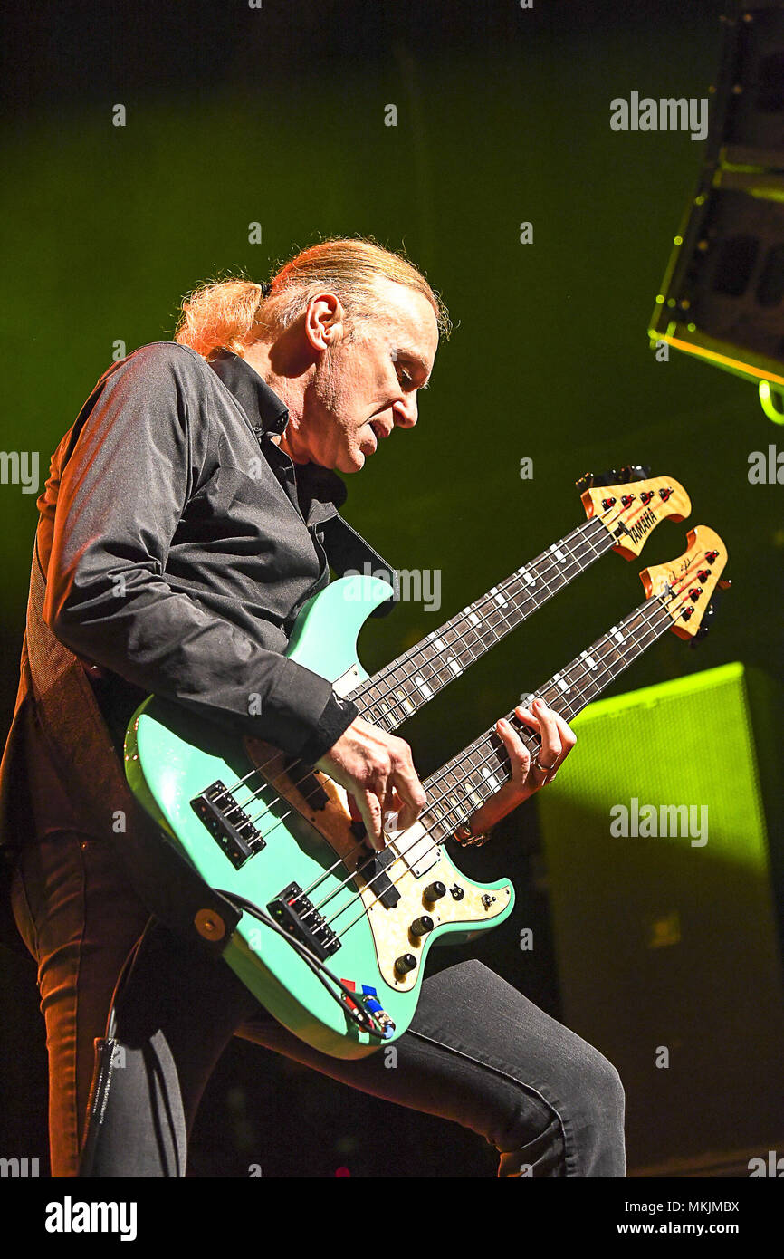 Anaheim, CA, Stati Uniti d'America. Il 4 maggio, 2018. Billy Sheehan esegue con i figli di Apollo presso la House of Blues di Anaheim ca. il 4 maggio, 2018.Figli di Apollo è un americano di progressiva supergruppo di metallo formate nel 2017 e composta da Batterista Mike Portnoy, bassista Billy Sheehan, tastierista Derek Sherinian, cantante Jeff Scott Soto e il chitarrista Ron ''Bumblefoot'' Thal Credito: Dave Safley/ZUMA filo/Alamy Live News Foto Stock