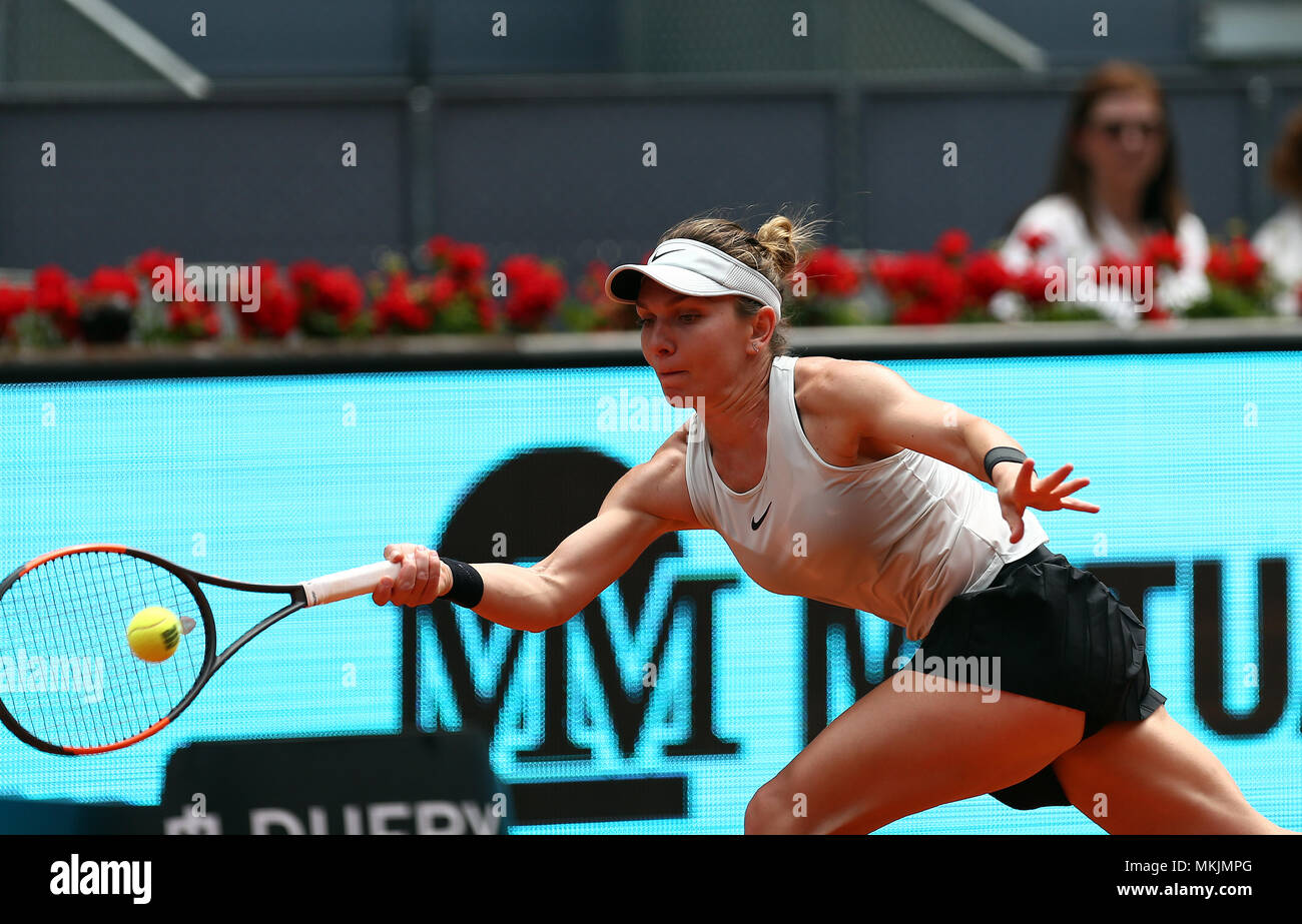 Simona Halep di Romania restituisce la palla a Elise Mertens del Belgio nella seconda partita durante il giorno quattro della Mutua Madrid Open torneo di tennis presso la Caja Magica. Foto Stock