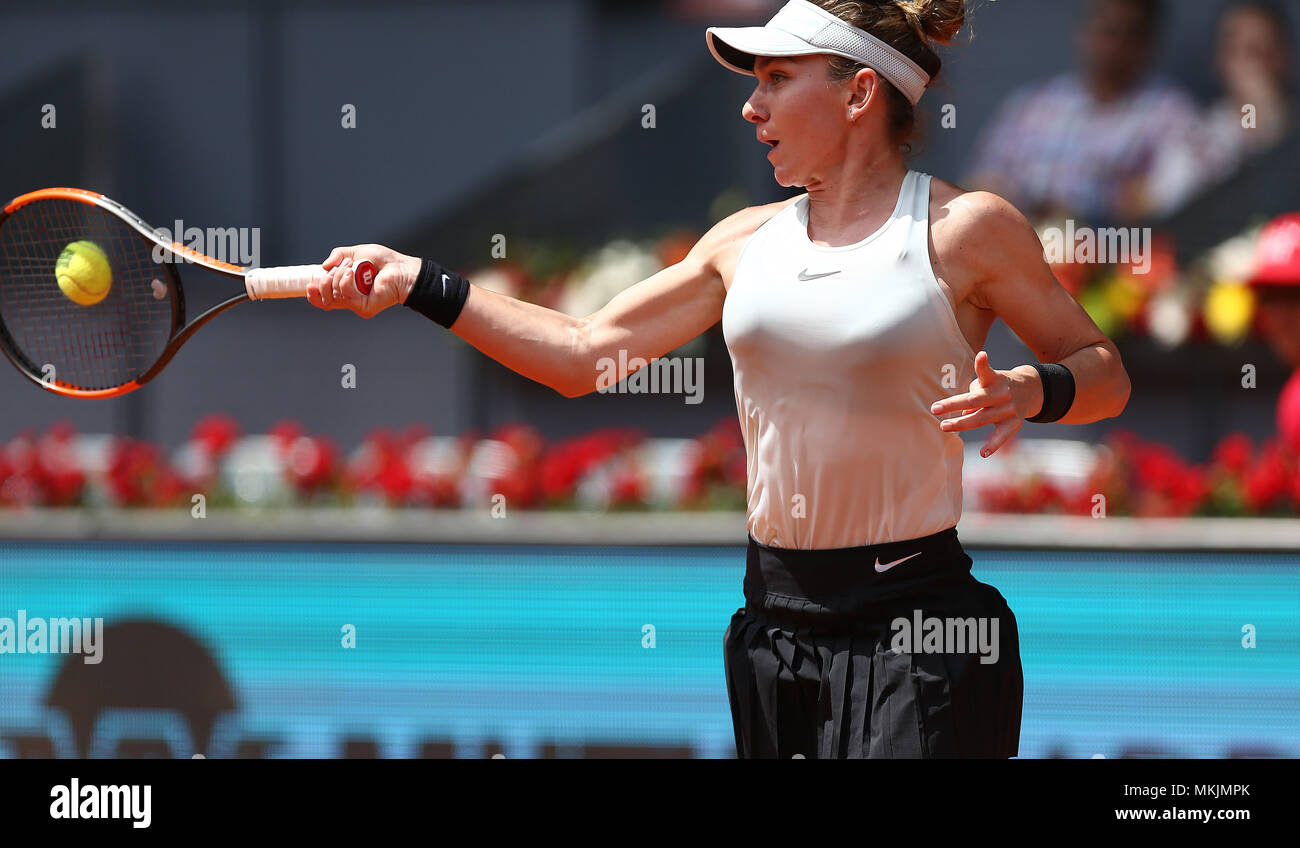 Simona Halep di Romania restituisce la palla a Elise Mertens del Belgio nella seconda partita durante il giorno quattro della Mutua Madrid Open torneo di tennis presso la Caja Magica. Foto Stock